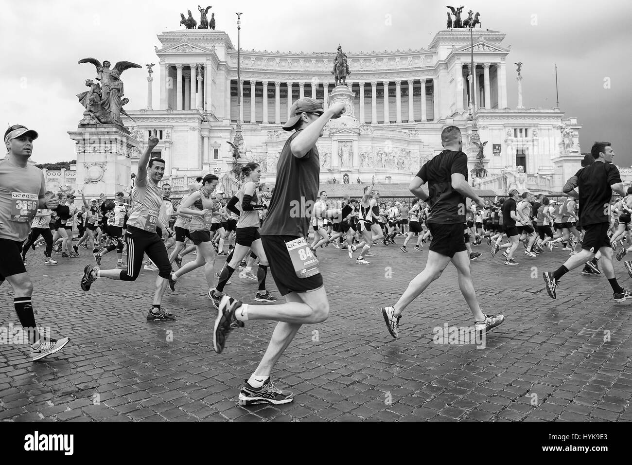 Rom, Italien - 2. April 2017: Athleten beim 23. Rom Marathon laufen durch den Stadtkurs vorbei vor dem Altar des Hauses Stockfoto
