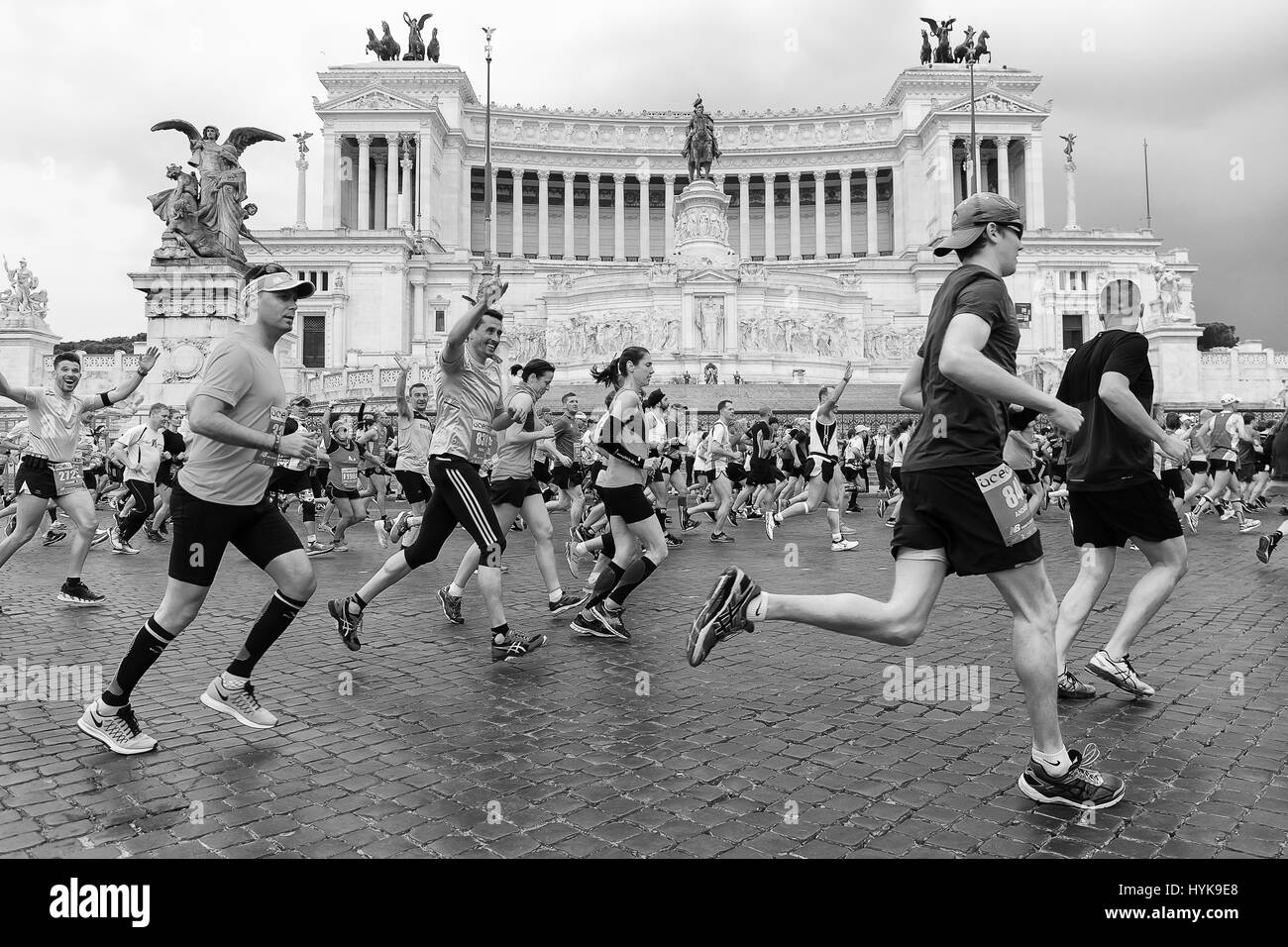 Rom, Italien - 2. April 2017: Athleten beim 23. Rom Marathon laufen durch den Stadtkurs vorbei vor dem Altar des Hauses Stockfoto