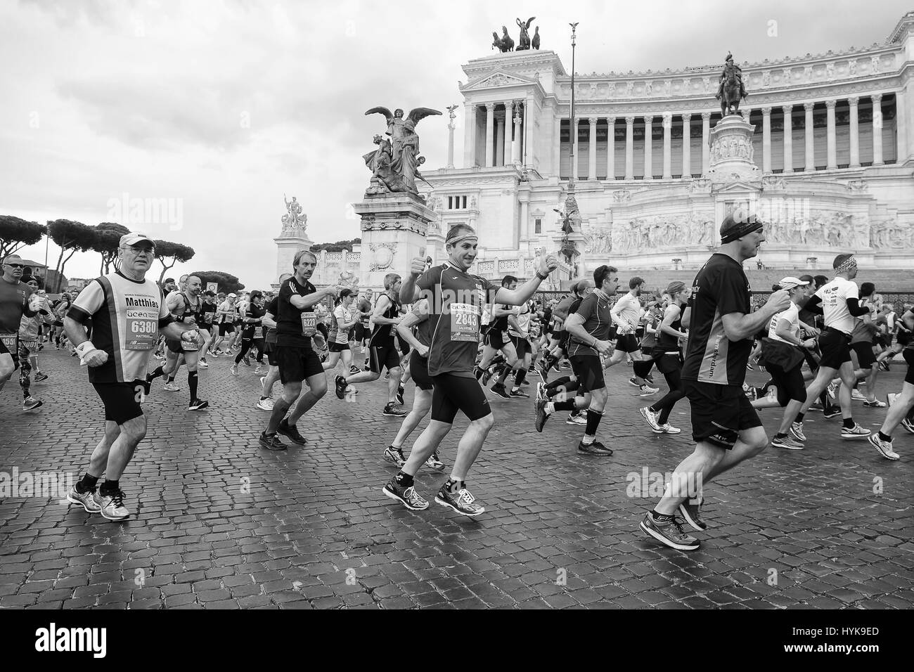 Rom, Italien - 2. April 2017: Athleten beim 23. Rom Marathon laufen durch den Stadtkurs vorbei vor dem Altar des Hauses Stockfoto