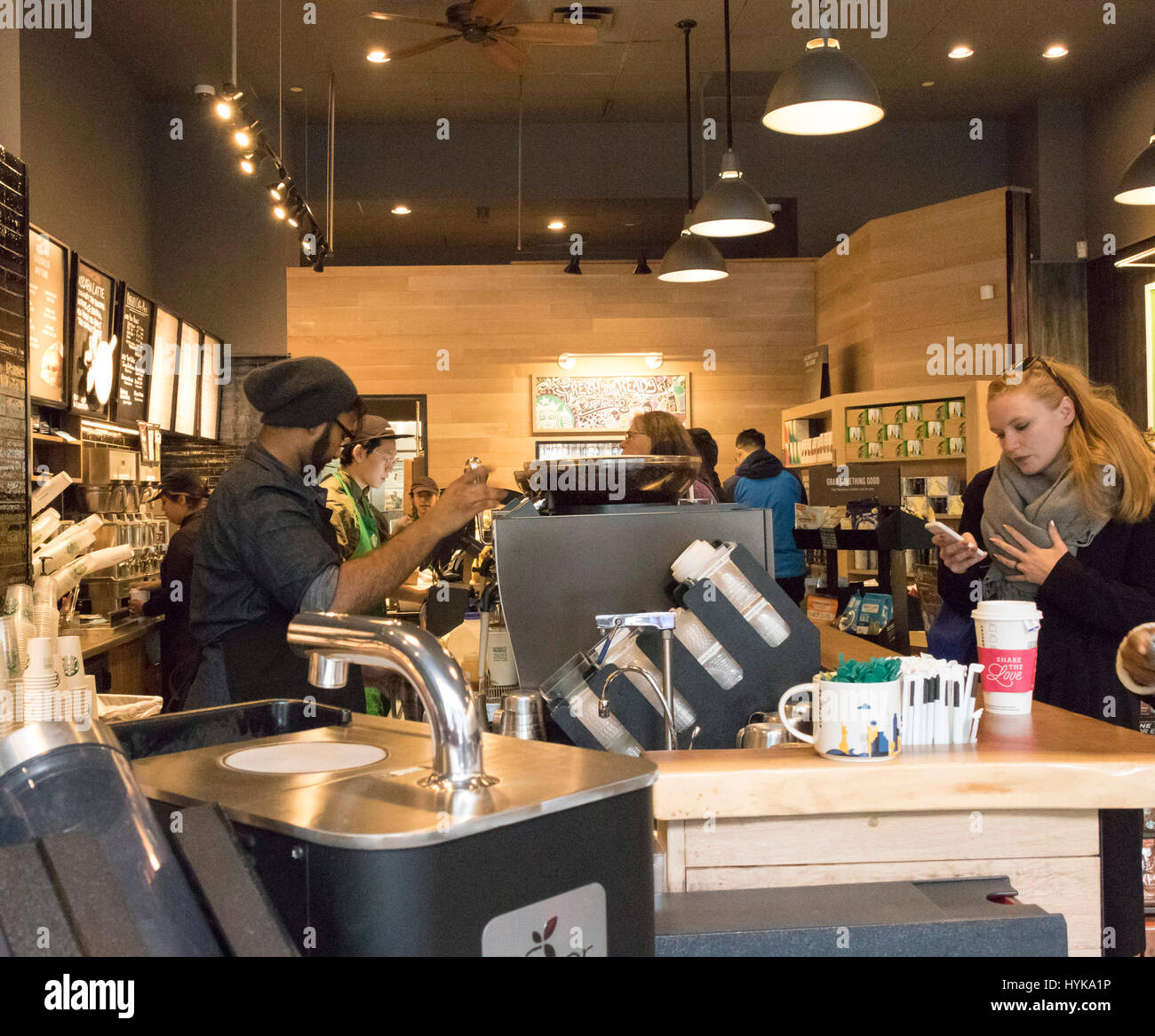 Vorbereitung der Barista drinks an Starbucks Café, Manhattan, New York City, USA Stockfoto