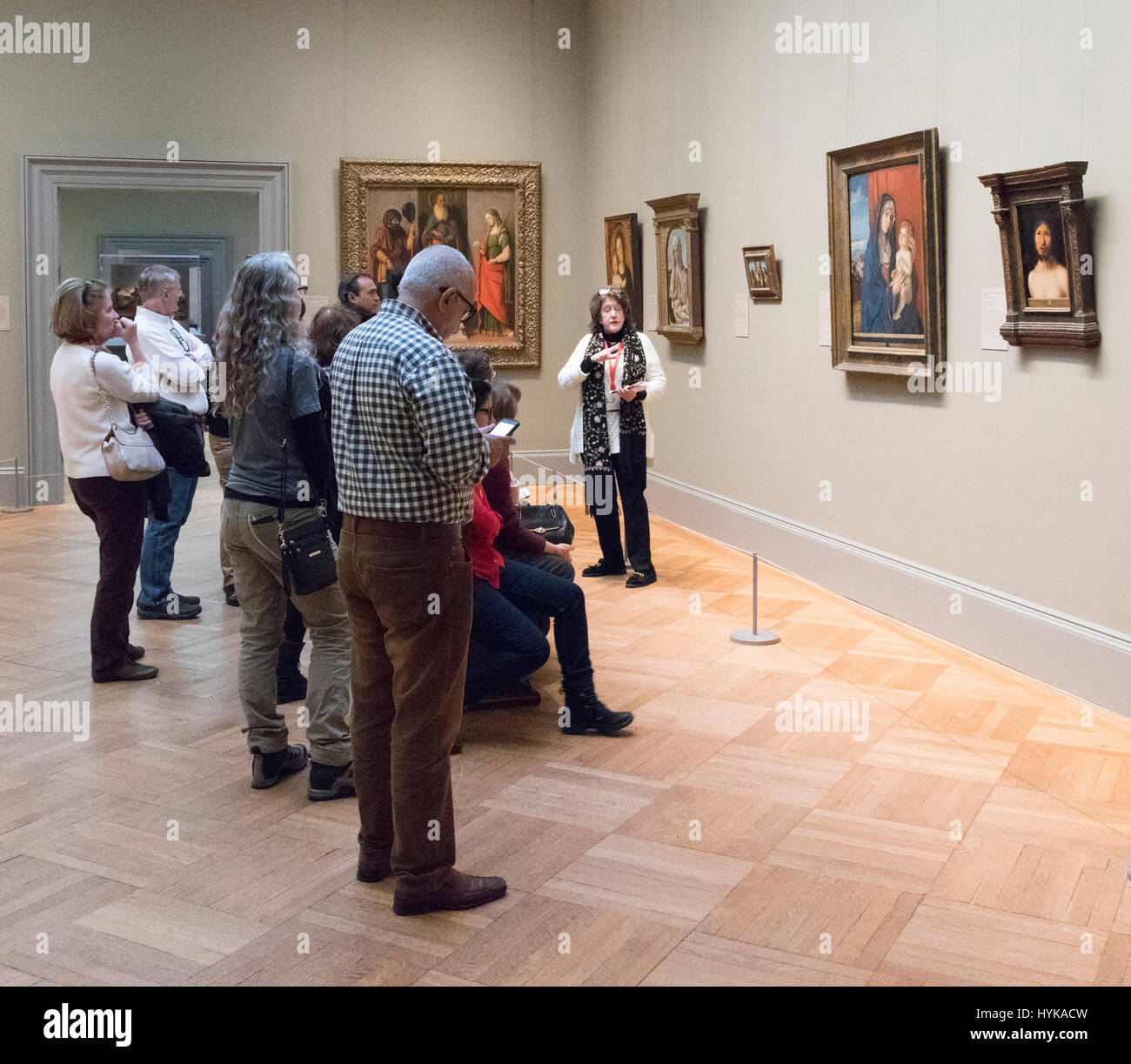 Besucher zu einem Rundgang durch Zuhören zu führen, in eine Galerie sprechen, Metropolitan Museum of Art, New York City, USA Stockfoto