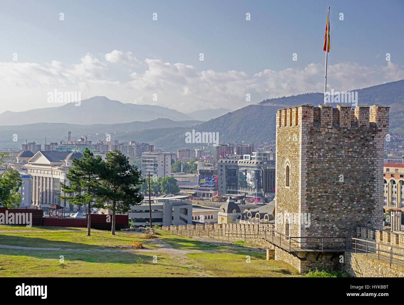Überblick über die Stadt von Skopje mit Wand und Watch Tower von Skopje Festung. Stockfoto