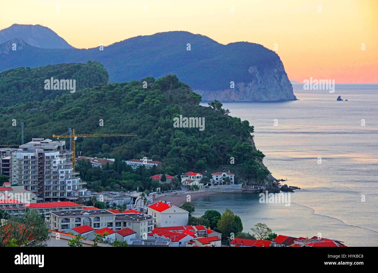 Morgendämmerung auf der Adria-Küste südlich von Budva, Montenegro. Stockfoto