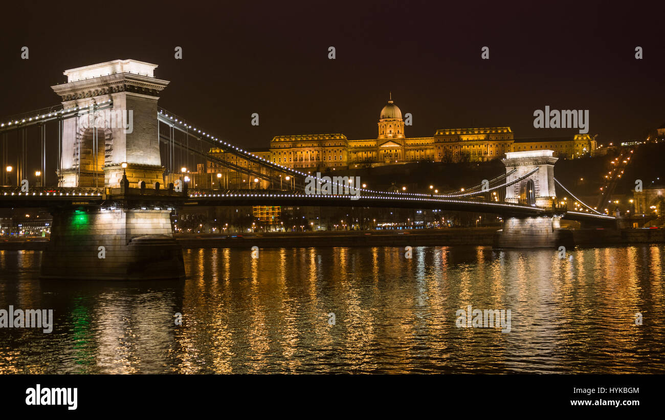 Nachtansicht Winter Kettenbrücke mit Schloss im Hintergrund, Budapest, Ungarn Stockfoto