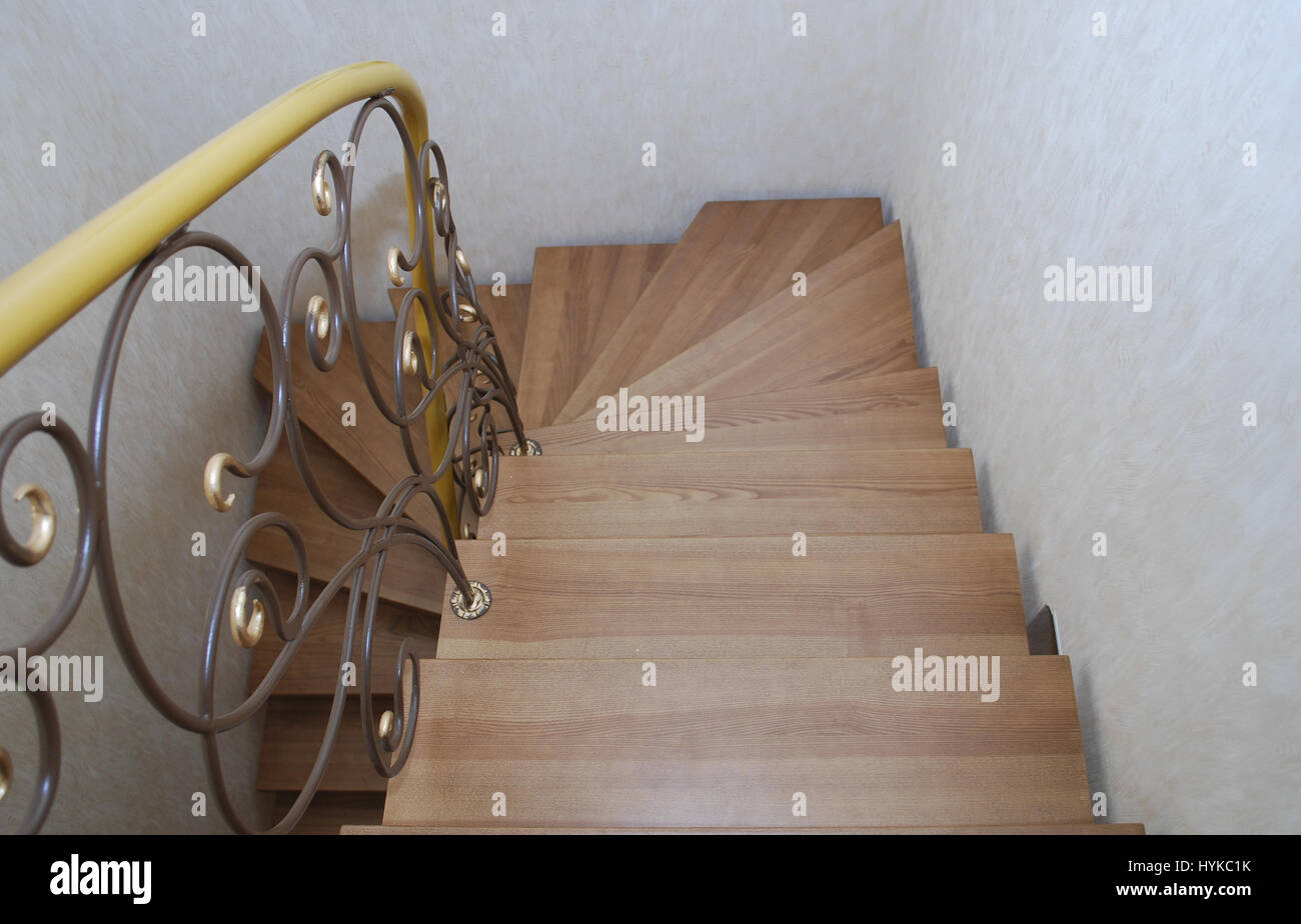 Metallische Beige String - ein Entwurf für den Bau der Treppe im Haus. Holztreppen und Geländer Metall Maßwerk geschmiedet. Stockfoto