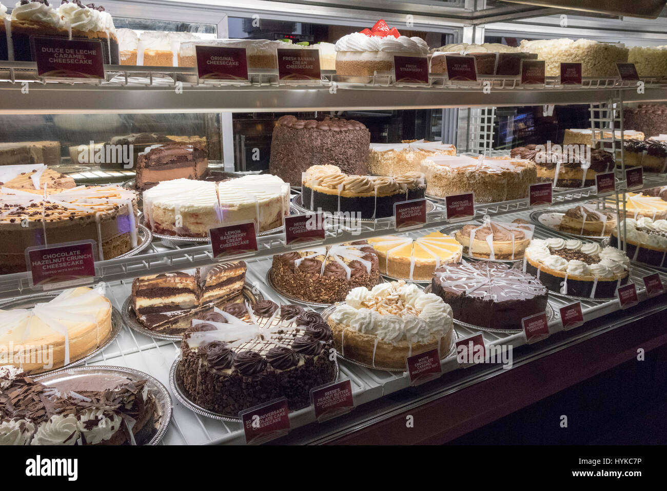 Käsekuchen auf dem Display an Cheesecake Factory Restaurant, Newport Center, Jersey City, New Jersey, USA Stockfoto
