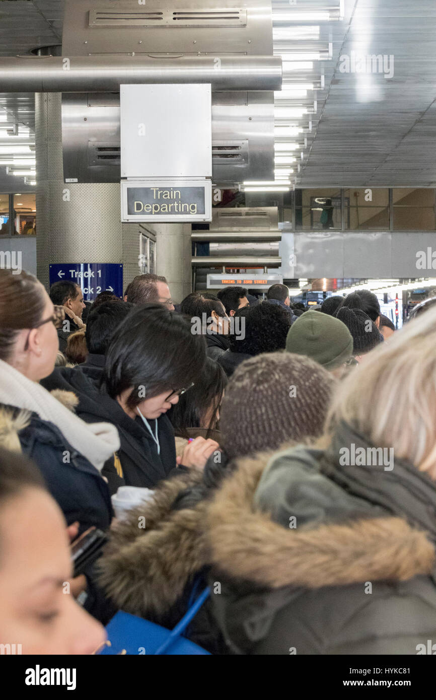 Passagiere warten am Bahnhof Journal Square für PATH-Zug, Jersey-Jersey, USA, Stockfoto