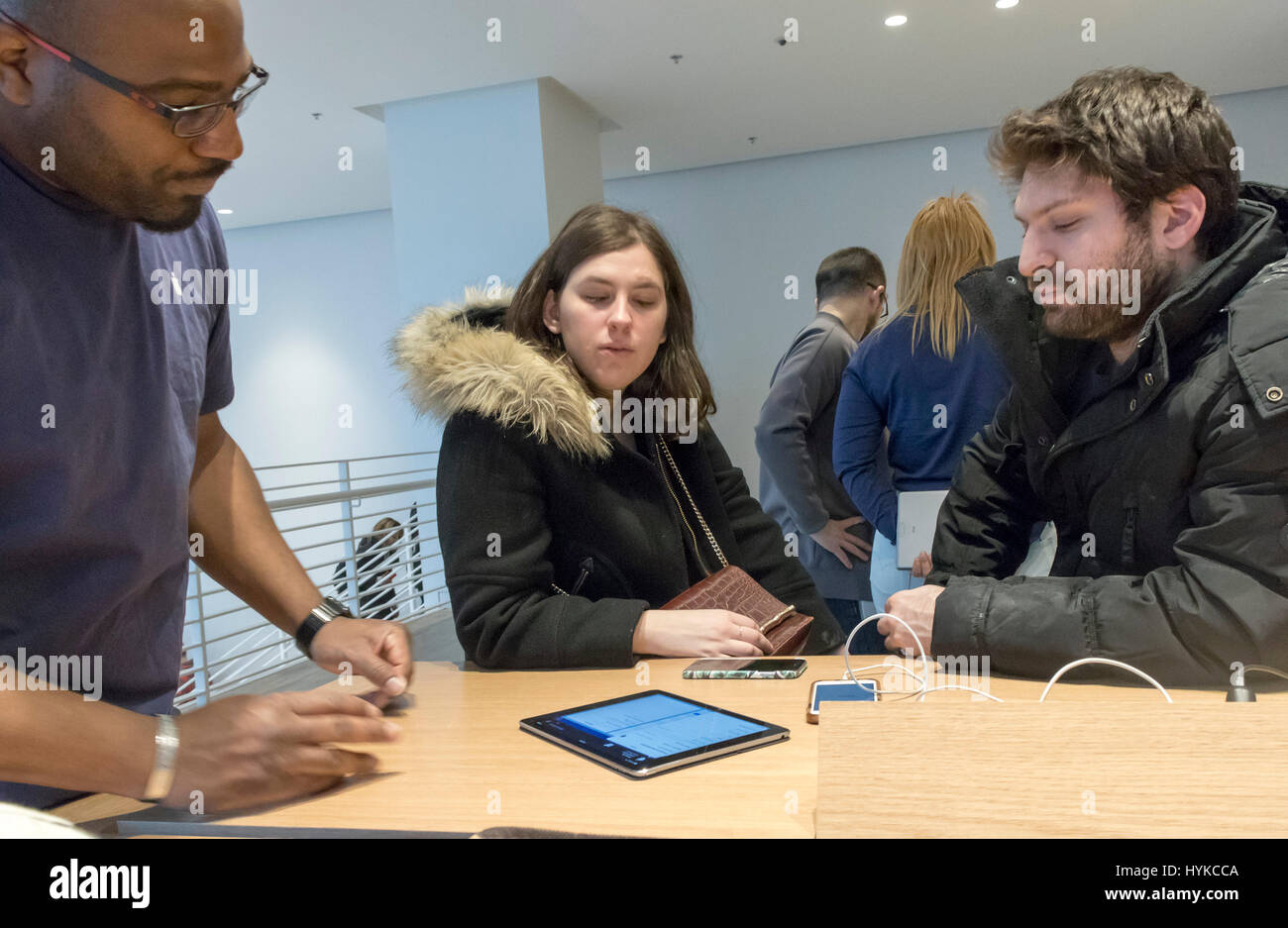 Techniker, die Beratung der Kunden bei Apple Genius Bar, New York Stockfoto