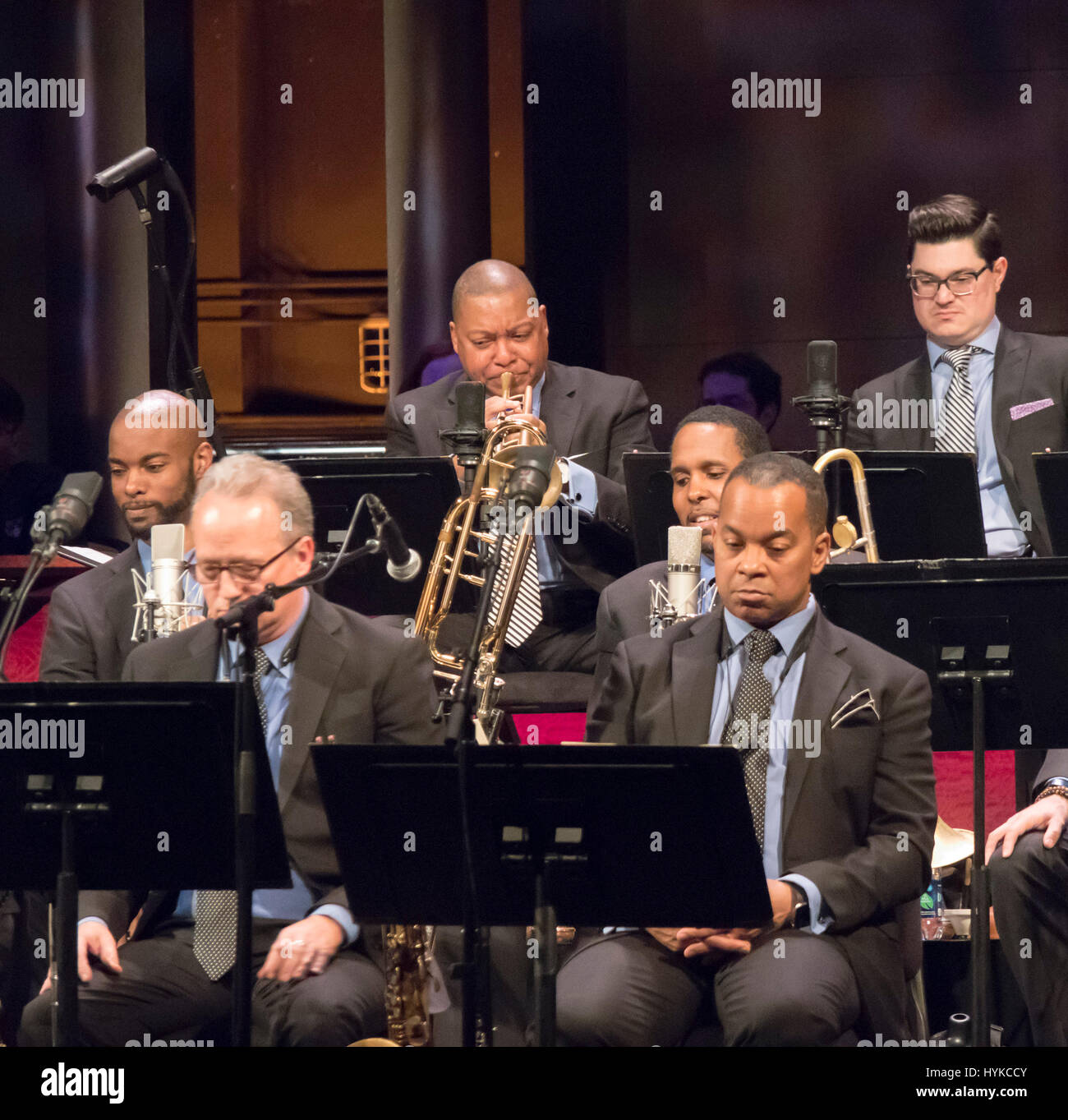 Jazz der 50er Jahre: überfüllt mit Stil-Konzert, Jazz beim Lincoln Center Orchestra, Wynton Marsalis, Orchesterleiter, Trompete Stockfoto