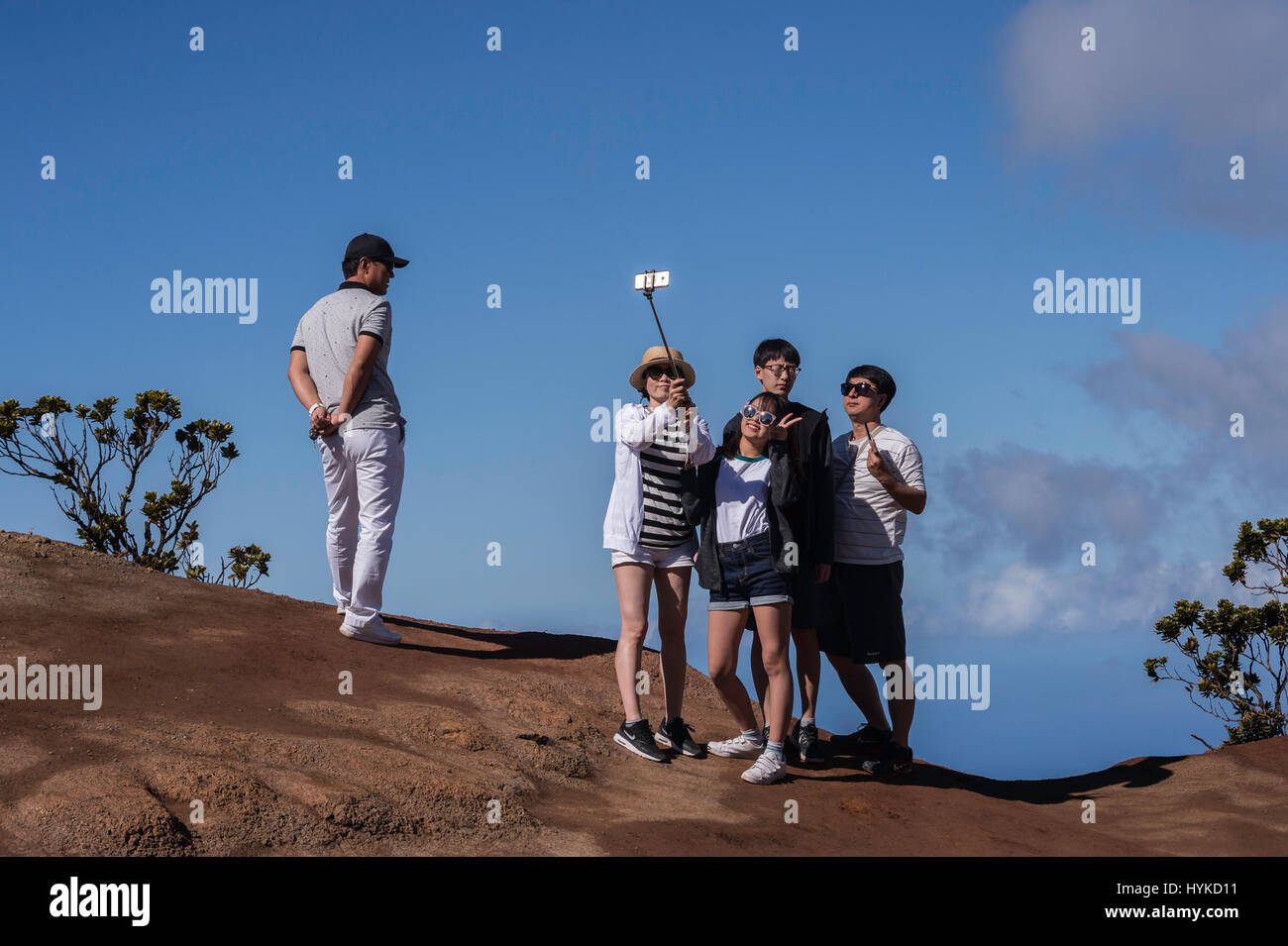 Asiatische Touristen nehmen selfies mit malerischer Aussicht, Pu'u O Kila Lookout, Koke'e State Park, Kauai, Hawaii, USA Stockfoto