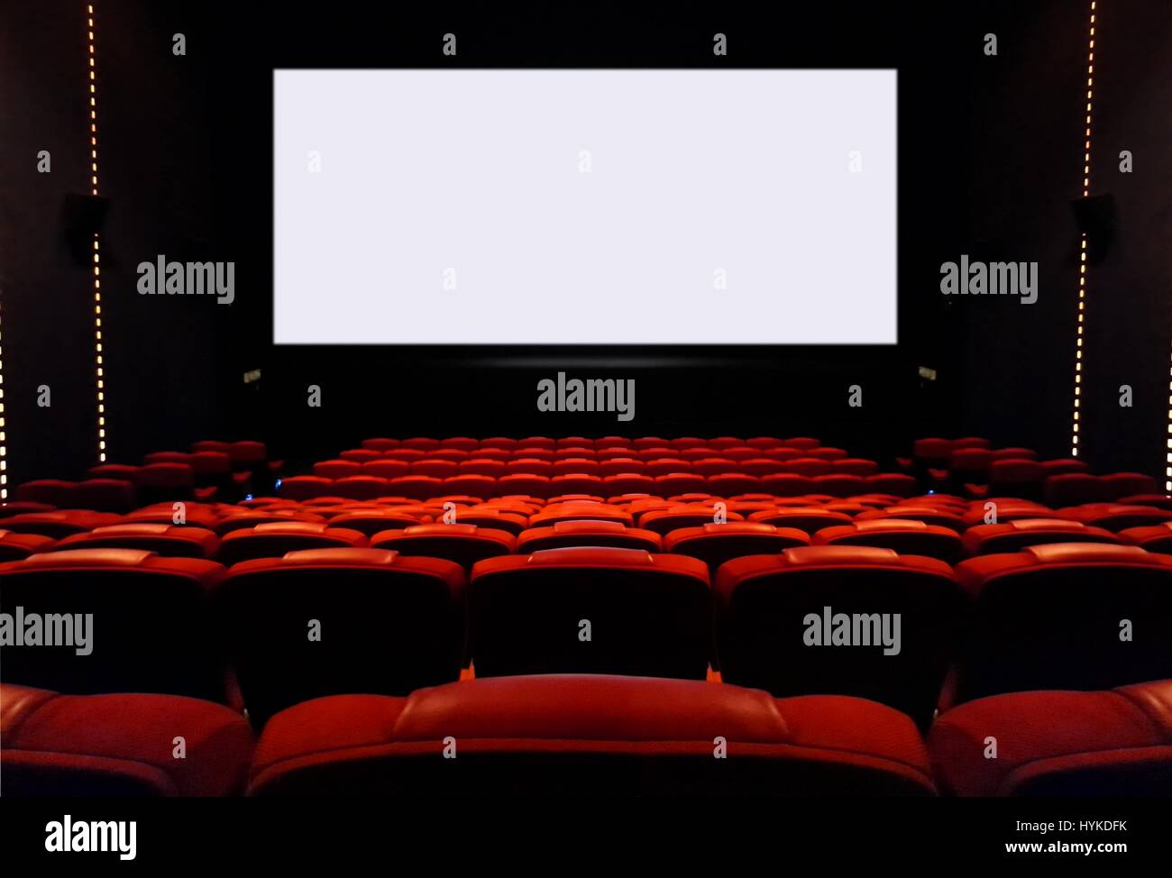 Leere Kinosessel mit leerer weißer Bildschirm Stockfoto