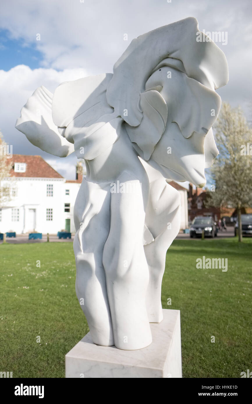 Engel-Harmonie-Skulptur von Helaine Blumenfeld außerhalb der Kathedrale von Salisbury Stockfoto