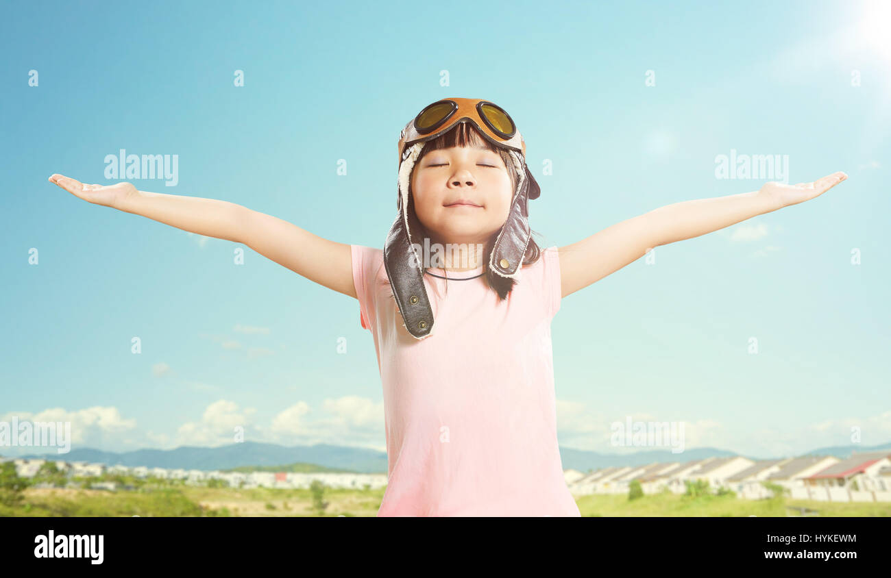 Kleine Asiatin Aviator Brille tragen und genießen Sie ihre Reiseträume Sommer Himmelshintergrund. Stockfoto