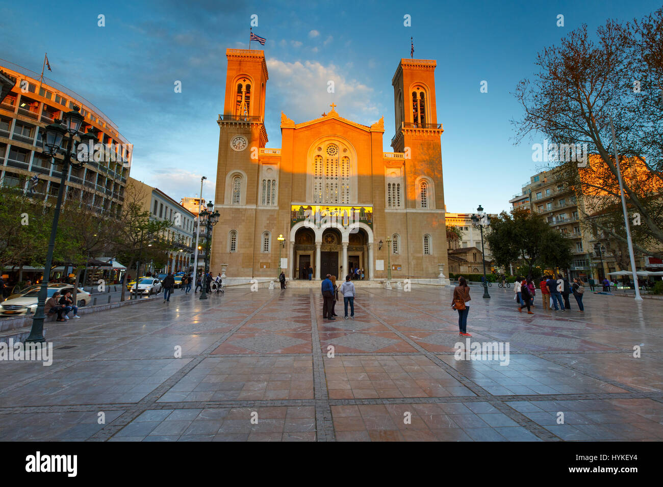 Touristen in einem Platz vor der Kathedrale von Athen, Griechenland. Stockfoto