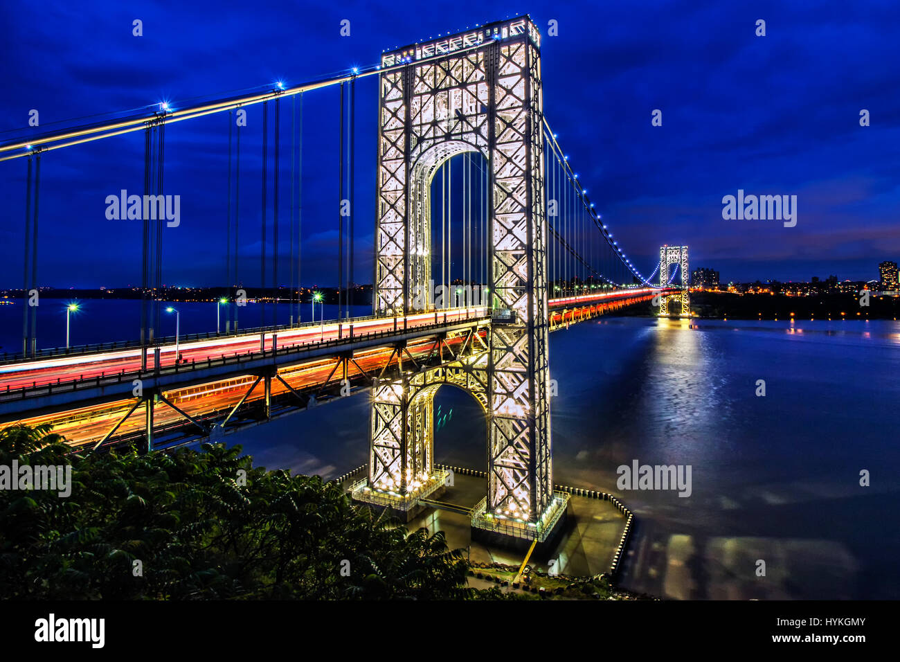ATEMBERAUBENDE Nachtbilder zeigen eines der einige Zeit im Jahr ist NYC Golden Gate Bridge beleuchtet. Die GWB ist der weltweit verkehrsreichsten Kraftfahrzeug Brücke mit durchschnittliches Fahrzeug Kreuzungen mit über 300.000 pro Tag oder 106,000,000 pro Jahr. Stockfoto