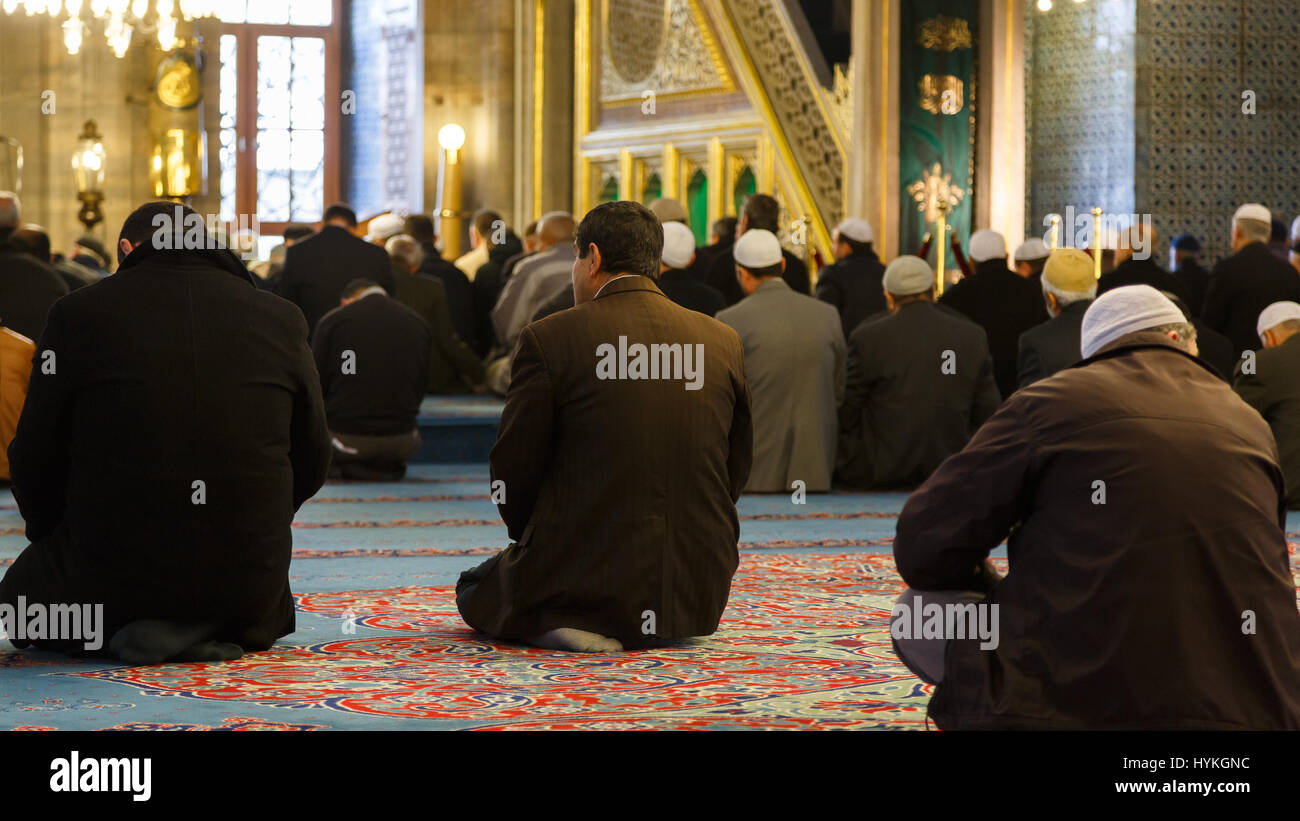 ISTANBUL, Türkei - 22. März 2013: muslimische Männer beten in Yeni Cami (neue Moschee) innen. Neue Moschee befindet sich im Stadtteil Eminönü Stockfoto
