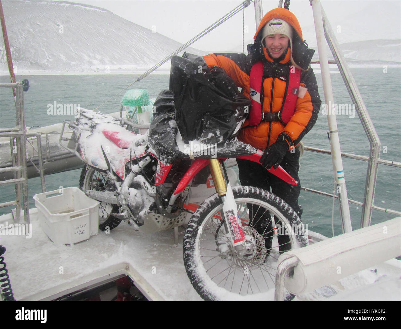 Motorrad Oma Stephanie Jeavons, auf dem Deck der Spirit of Sydney, Paradise Harbour, Antarktis. Treffen des weiblichen Bikers, geworden, der erste Brite, die Antarktis zu fahren und konnte die weltweit am meisten gereiste Oma sein. Ein Jahr nach Beginn ihrer Reise hat diese unerschrockenen Dame bis 30.000 Meilen als Teil ihrer-Quest, der erste Brite, alle sieben Kontinente des Planeten, alle mit einem Budget von nur £15 pro Tag reisen werden getaktet. Nach trotzen three-Strikes Eisberge, ehemalige Motorrad Besitzer Stephanie Jeavons (40) aus Colwyn Bay, war Wales der erste Brite Anta jemals erreichen Stockfoto