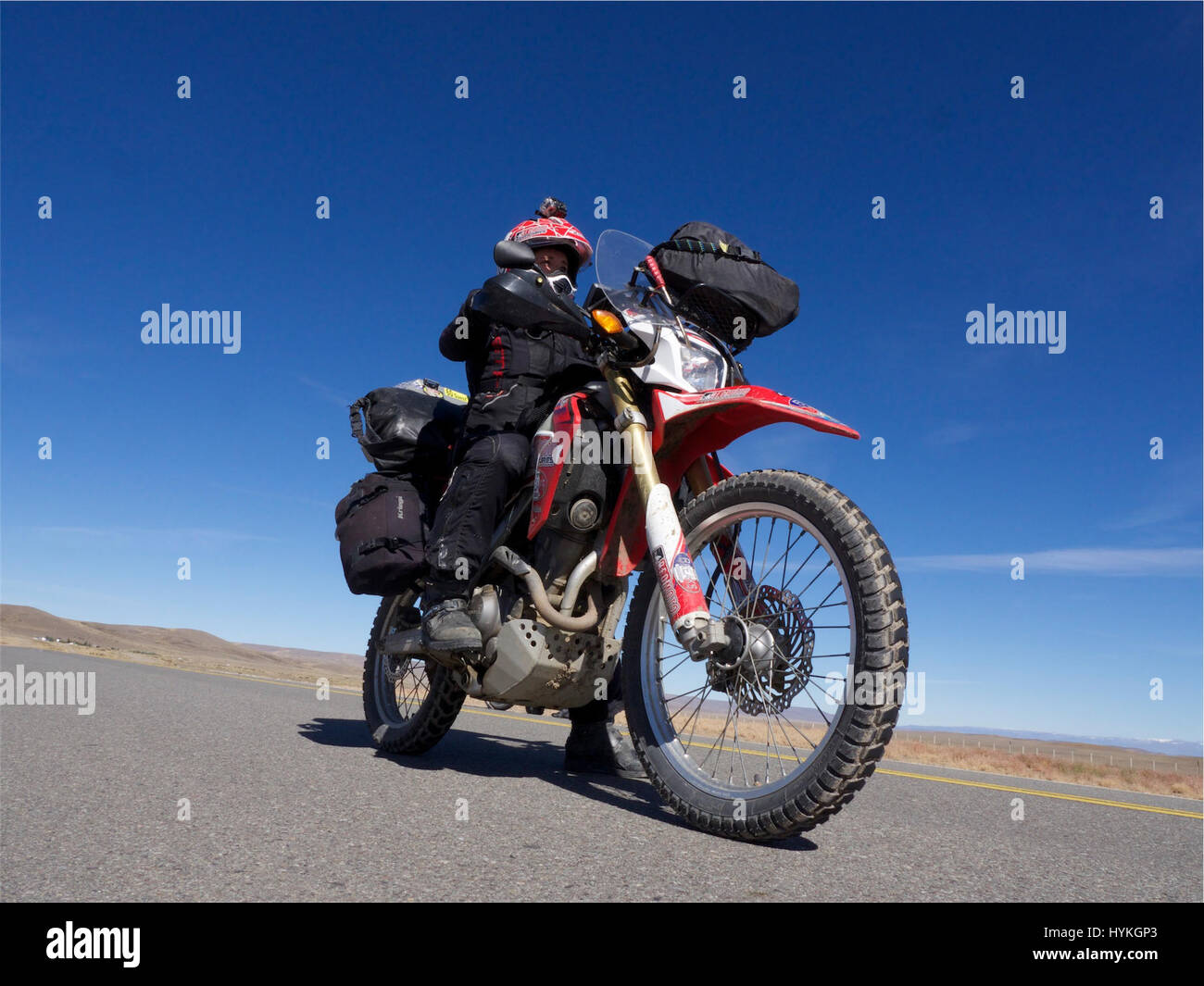 Motorrad Oma Stephanie Jeavons, auf der berühmten Route 40 in Argentinien. Treffen des weiblichen Bikers, geworden, der erste Brite, die Antarktis zu fahren und konnte die weltweit am meisten gereiste Oma sein. Ein Jahr nach Beginn ihrer Reise hat diese unerschrockenen Dame bis 30.000 Meilen als Teil ihrer-Quest, der erste Brite, alle sieben Kontinente des Planeten, alle mit einem Budget von nur £15 pro Tag reisen werden getaktet. Nach trotzen three-Strikes Eisberge, ehemalige Motorrad Besitzer Stephanie Jeavons (40) aus Colwyn Bay, war Wales der erste Brite jemals Antarktis mit einem Motorrad o erreichen Stockfoto