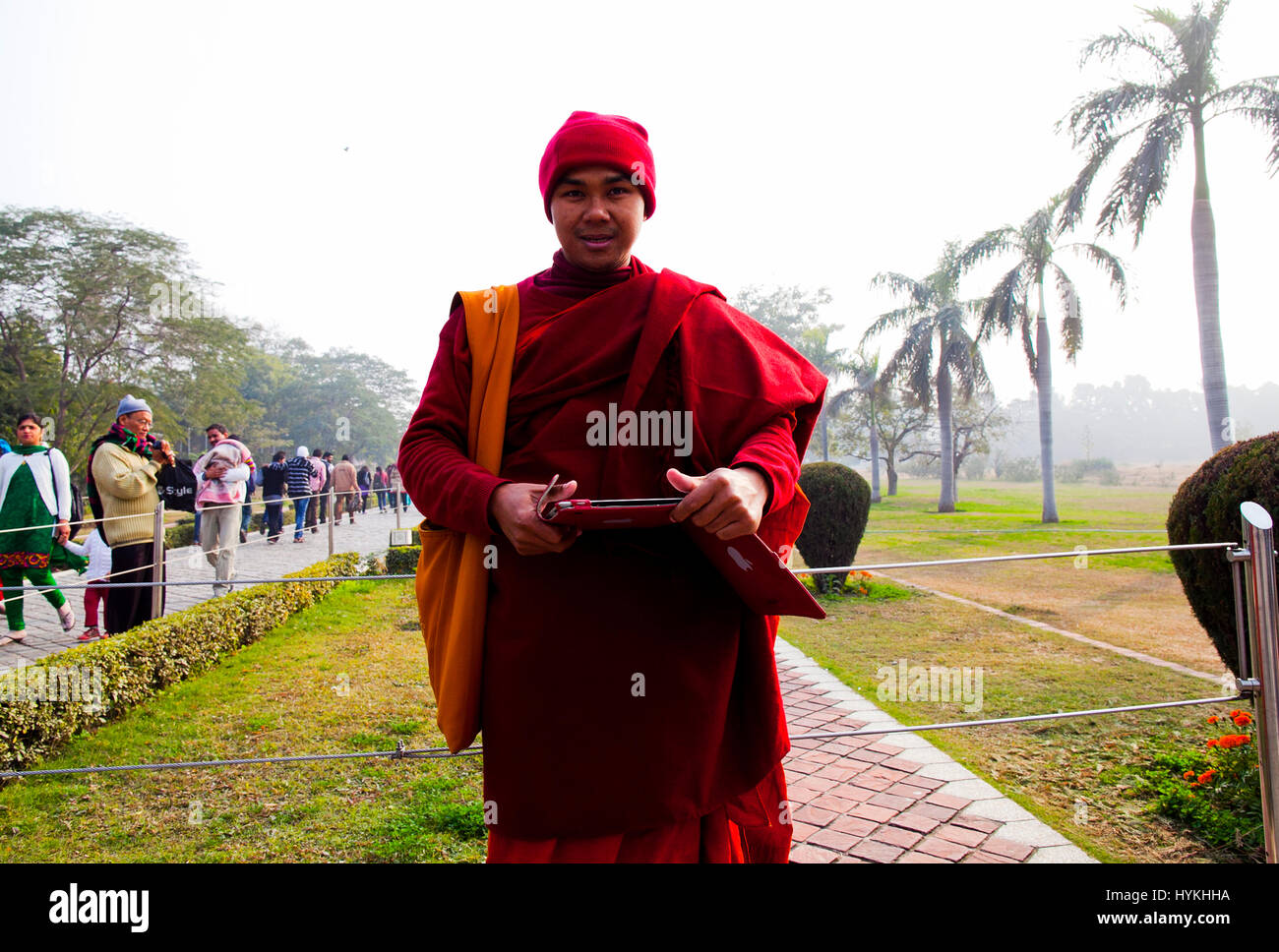 Ein buddhistischer Mönch in der Lotus-Tempel hält eine IPad. Die Lotus-Temeple befindet sich in Neu-Dehli, Indien. Stockfoto