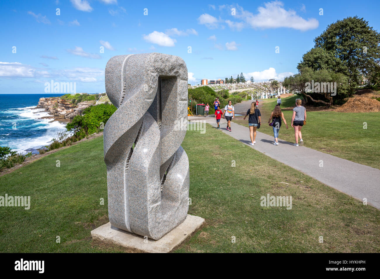 Zweimal-Skulptur Twist Bands von Keizo Ushio dauerhaft in Bronte auf Bondi nach Bronte Spaziergang entlang der Küste Weg, Sydney, Australien Stockfoto