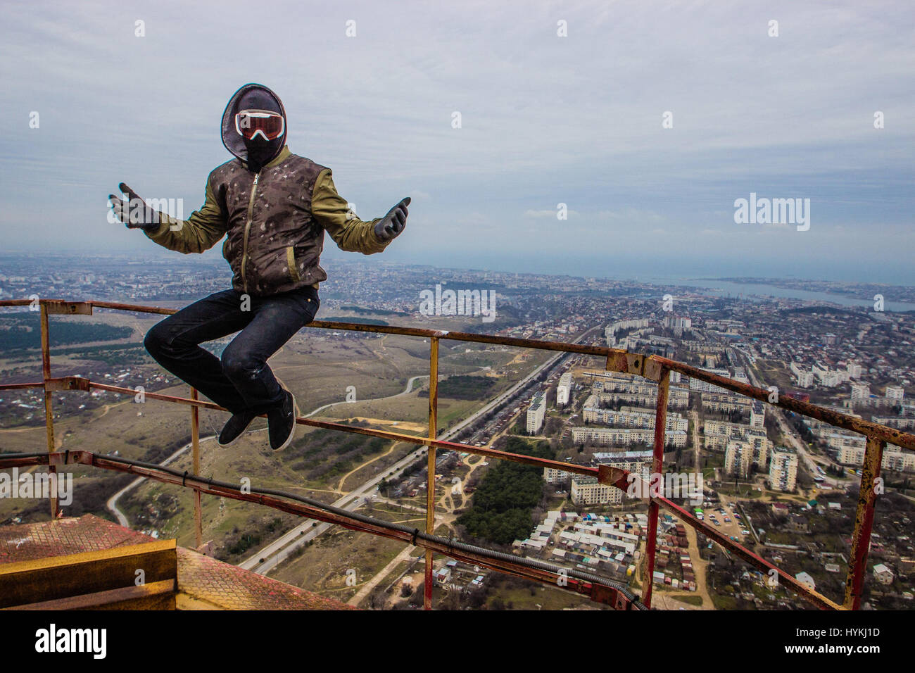 Ein urban Explorer an der Spitze des Turms. Ein Draufgänger Teenager landete unter den Wolken nach dem Klettern einer 1150-Fuß-hohe Fernsehturms in Russland. Ein schwindelerregenden Video zeigt den Nervenkitzel Teen Kampf eine provisorische Leiter hinauf und in den Wolken über vor aus der Spitze von der riesigen Struktur als starke Winde wehen um ihn herum baumelt. Beeindruckende Schnappschüsse zeigen Quartier in der Nähe von Meile Tropfen auf den Boden als die urban Explorer nimmt Selfies, während andere die Wolken zeigen schließen um ihn herum wie das Wetter verschlechtert sich. Die spannende Aufnahmen wurde von russischen urban Explorer Alex Nomernoy (18) aus Moskau als h aufgenommen. Stockfoto