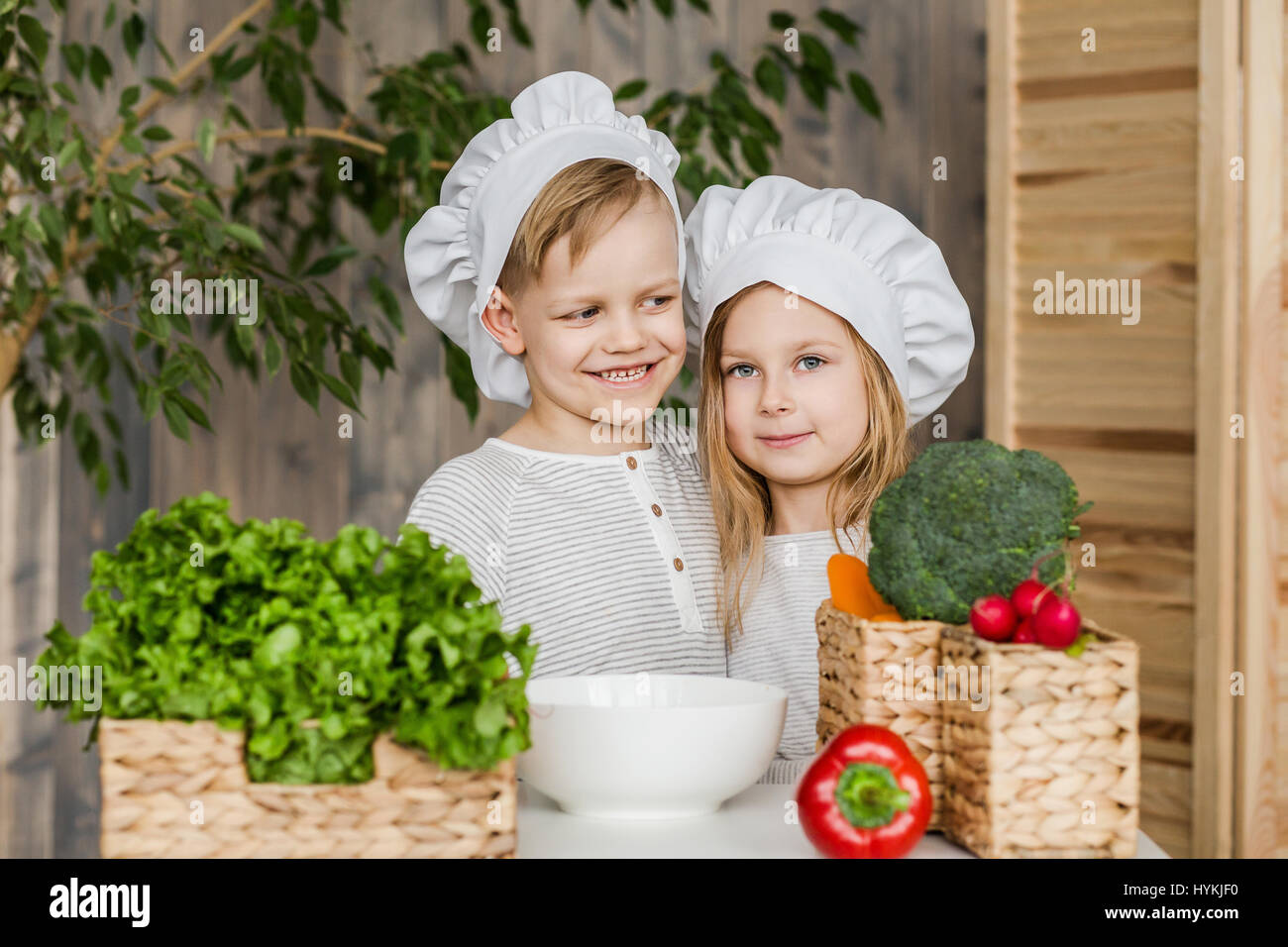 Kinder in der Küche machen Gemüsesalaten. Gesunde Ernährung. Gemüse. Familie Stockfoto