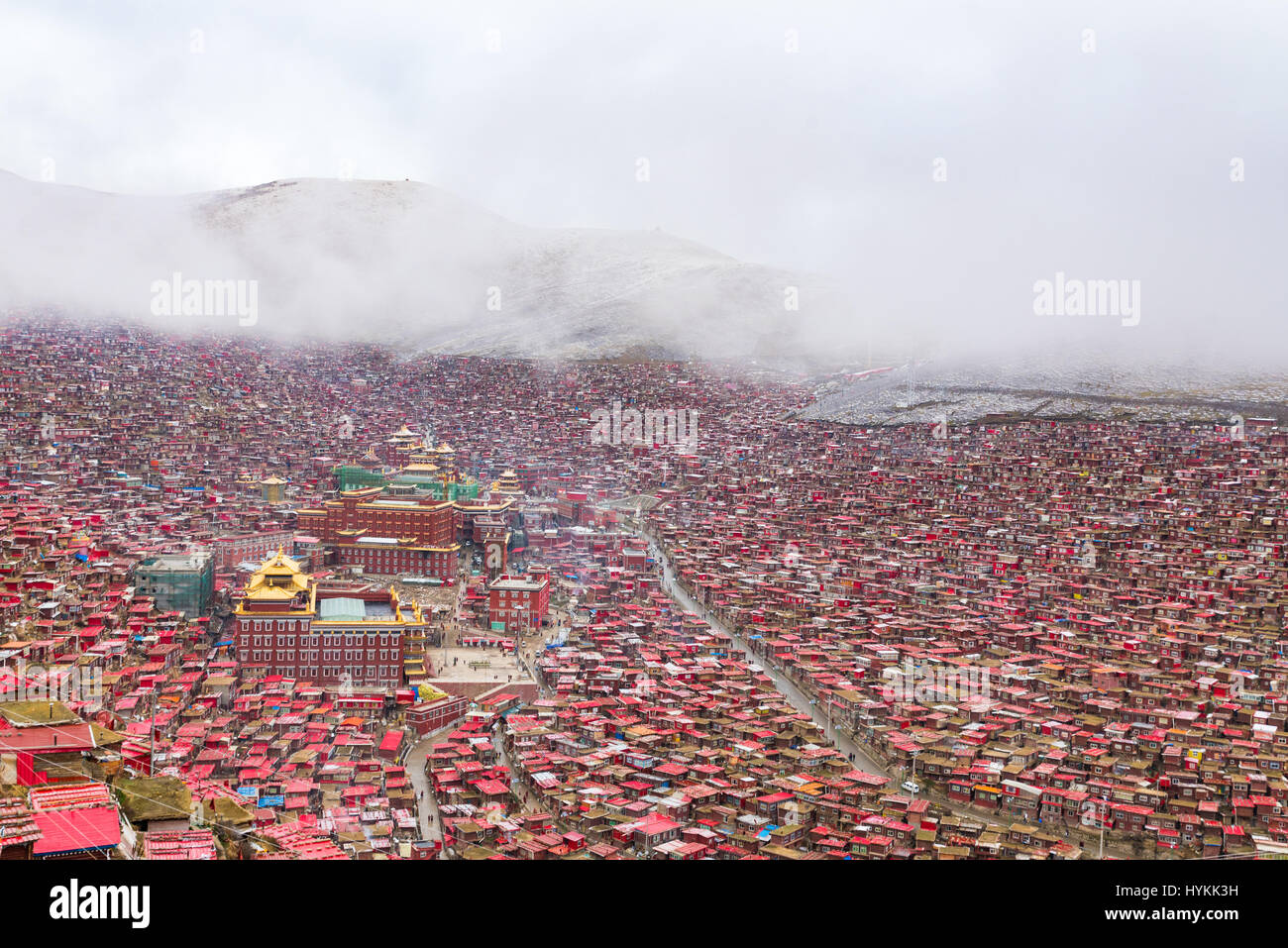 SICHUAN, CHINA: Ist das am dichtesten gepackten Studentendorf in der Welt? Schwindel erregende Bilder von Tausenden von Blockhütten entlang Hänge hoch aufgetürmt und Tal sind eigentlich studentisches Wohnen. Weit dehnen zeigen diese unglaublichen Bilder rot-Orange und grün dekoriert machen Verschiebung Häuser der lokalen Mönche und Nonnen dicht zusammen rund um das Hauptgebäude der Universität für das Studium des tibetischen Buddhismus.  Andere Bilder zeigen die traditionelle Himmel Bestattung, wobei der Erblasser Platz ist in einem Gefäß und Links für Geier zu konsumieren. Fotograf Jesse Earl Rockwell (32) vom Weihnachtsmann Stockfoto