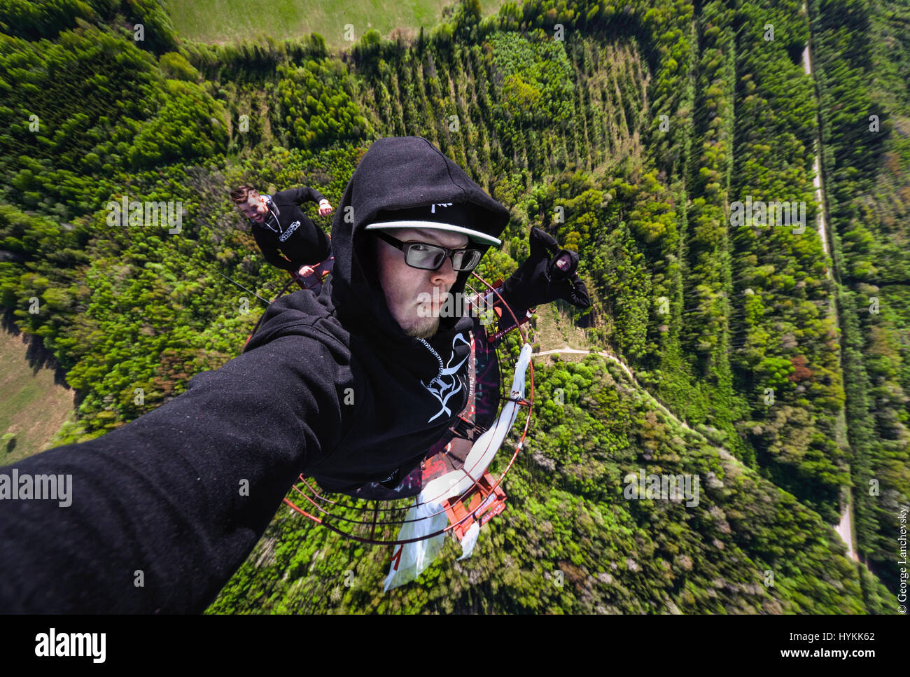 Galitsch. VERTIGO induzieren Bilder von der Spitze eines 155 Fuß hohen Krans wurden gefangen genommen, von einem Fotografen in Gebot, seine Höhenangst zu überwinden. Die erstaunliche Luftbilder zeigen die Fotografen und seine Freunde Vorsicht in den Wind werfen, wie sie bedenklich hoch über den Städten keine Sicherheitsausrüstung Barsch. Andere Aufnahmen die abenteuerlichen Haufen in der Mitte Anstiege, Kräne und schöne Frauen posieren am Rande der Dächer. Die extreme Fotos wurden von Moskau Fotograf und Stressreiz George Lanchevsky (24) in Städten auf der ganzen Welt, darunter Moskau, Galitsch und Hong Kong. Stockfoto