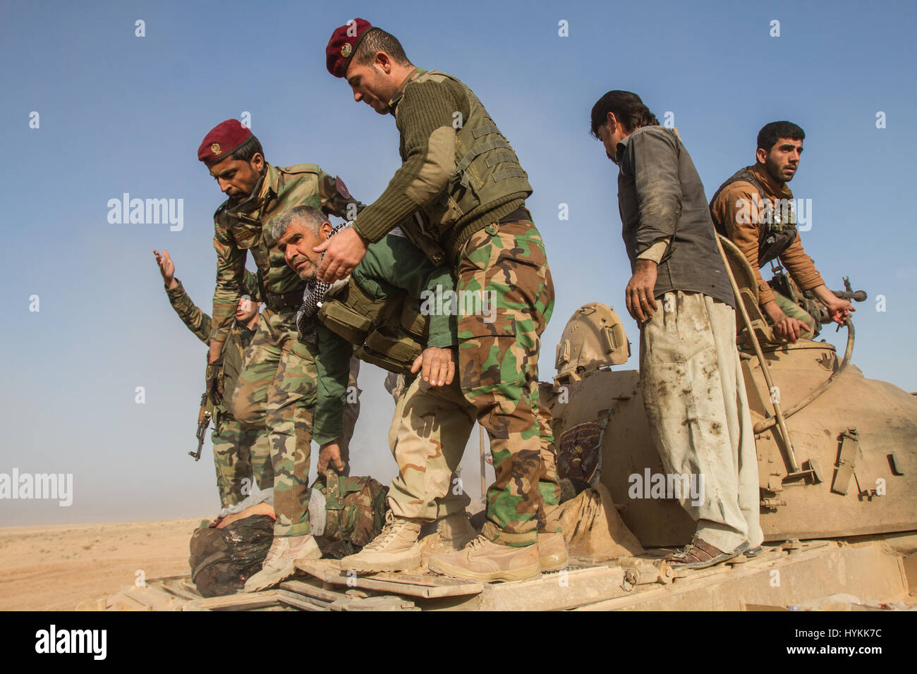 Das Entfernen eines toten Soldaten von einem t-55 Panzer, deren Kopf von einem Anti-Tank explodierte, Granate oder Anti-Tank Gewehr in der Nähe der Khorsabad vorwärts operative Basis angetrieben. UNGLAUBLICHE Bilder von Anti ISIS Kräfte im Kampf gegen den so genannten islamischen Staat in Mosul wurden gefangen genommen. Die Fotos zeigen Sanitäter, die Behandlung von verletzten Soldaten und einem zerstörten Auto Selbstmordattentäter. Andere Bilder zeigen iranische Arbeitsgruppen unter Peshmerga Kräfte, um die ISIS-Territorium aufzuteilen. Die Bilder wurden von Oxford ausgebildet Jan Husar, die Aktion folgte. Jan Husar / mediadrumworld.com Stockfoto
