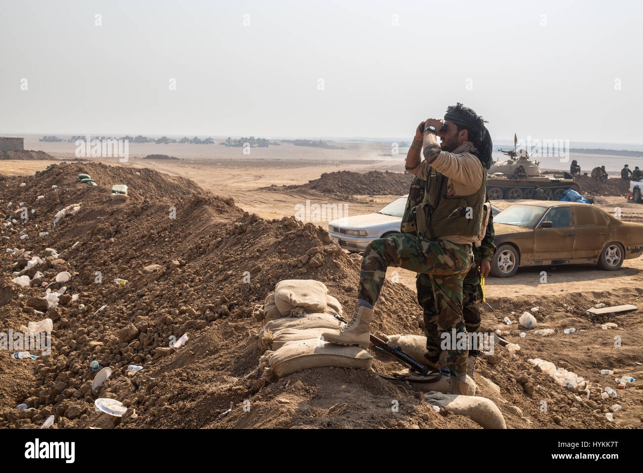 Ein Spotter in der Forward operating base auf Fadalija ist das nächste Ziel an der Front Bashiqa. In vergangene Tagen, die die ISIS-Gebiet von Peshmerga teilweise offen aufgeteilt wurde zwingt zwei Spalten von Gräben nördlich von Mosul zu erstellen. Gepanzerte Kraft im Hintergrund bevor man Schlange weiter in das Gebiet des so genannten islamischen Staates. UNGLAUBLICHE Bilder von Anti ISIS Kräfte im Kampf gegen den so genannten islamischen Staat in Mosul wurden gefangen genommen. Die Fotos zeigen Sanitäter, die Behandlung von verletzten Soldaten und einem zerstörten Auto Selbstmordattentäter. Andere Bilder zeigen iranische Stockfoto