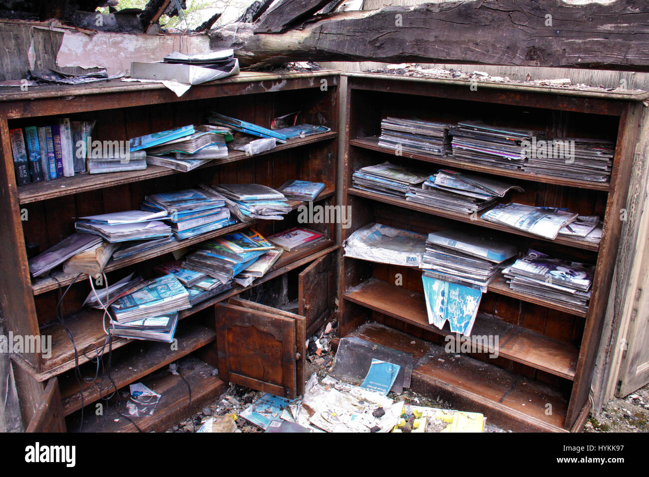 SHROPSHIRE, UK: Studieren Sie mit Papiere, Bücher und Zeitschriften. DER DELAPADATED bleibt der Mord-Villa wo gescheiterten Geschäftsmann erschossen, seine Frau und Tochter und angezündet, die Anlage von einem britischen urban Explorer freigegeben worden. In ein Verbrechen, das die UK schockiert, erschossen Millionär Chris Foster (50) seine Familie als auch ihre Hunde und Pferde als er im August 2008 nicht mehr mit den finanziellen Belastungen des explodierenden Schulden und Prestigeverlust bewältigen könnte.  Nach der Aufnahme seiner Frau versucht Jill (49) und Tochter Kirsty (15) Chris Foster seine £ 1,2 Millionen-Villa zu verbrennen.  Bilder s Stockfoto