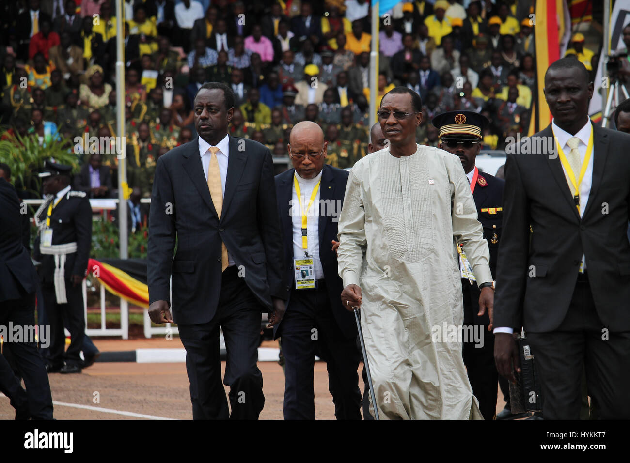 KAMPALA, UGANDA: Afrikanische Union Kopf auch Präsident des Tschad Idriss Deby ankommen für die Zeremonie. Yoweri Museveni hat als Präsident von Uganda heute nach Wahlen, die am 18. Februar 2016 stattfand vereidigt worden.  Präsident Museveni kann gesehen werden, der Eidesleistung, Unterzeichnung der offiziellen Dokumente, eine zeremonielle Schild und Inspektion der Ehrengarde. Andere Bilder zeigen begeisterte Tänzer, Mitglieder von der Polizei als auch die Streitkräfte Band. Die Zeremonie in Kampala, während stattfand war zum sechsten Mal Museveni als Präsident in Kraft f vereidigt worden Stockfoto