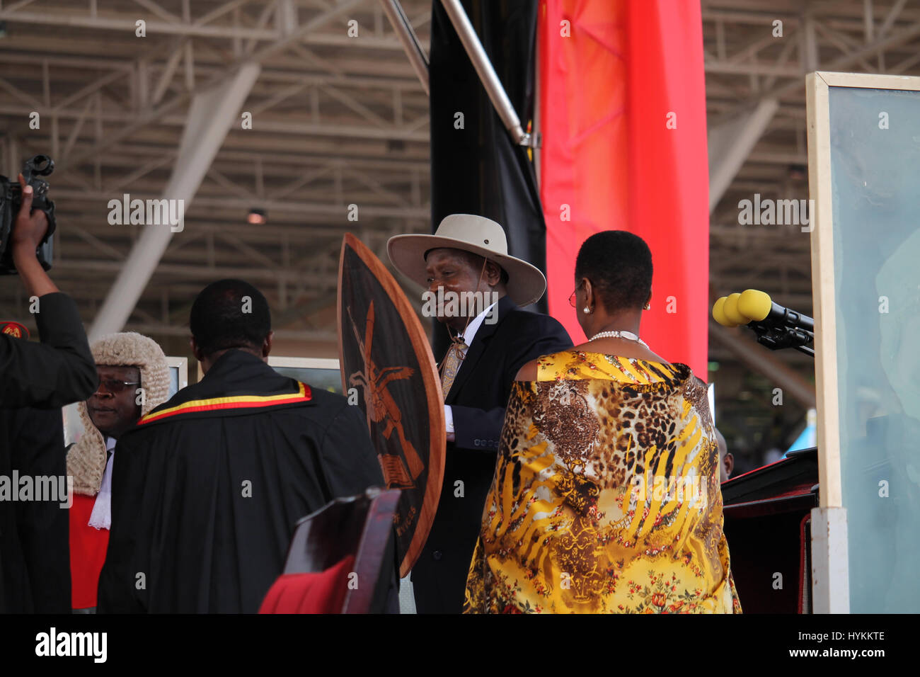 KAMPALA, UGANDA: Präsident Yoweri Museveni hält einen Schild nach seiner Vereidigung.  Yoweri Museveni hat als Präsident von Uganda heute nach Wahlen, die am 18. Februar 2016 stattfand vereidigt worden.  Präsident Museveni kann gesehen werden, der Eidesleistung, Unterzeichnung der offiziellen Dokumente, eine zeremonielle Schild und Inspektion der Ehrengarde. Andere Bilder zeigen begeisterte Tänzer, Mitglieder von der Polizei als auch die Streitkräfte Band. Die Zeremonie in Kampala, während stattfand war zum sechsten Mal Museveni als Präsident, wurde an der Macht über vereidigt worden Stockfoto