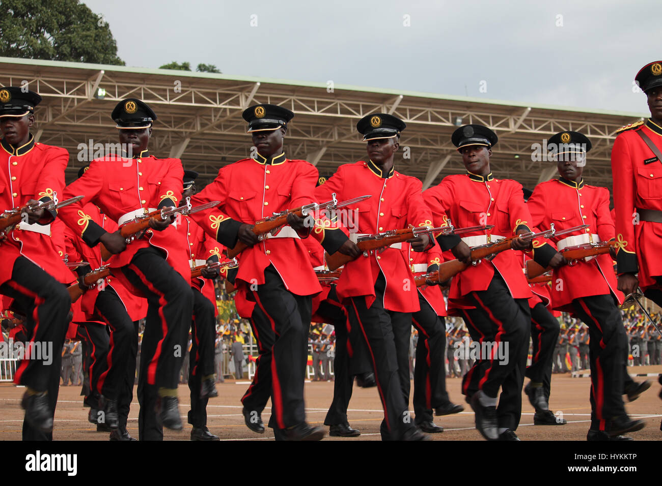 KAMPALA, UGANDA: Sicherheitsbeamte aus UPDF, Gefängnisse und Uganda Polizei unterhalten die Gäste bei der Vereidigung mit der Gans-März. Yoweri Museveni hat als Präsident von Uganda heute nach Wahlen, die am 18. Februar 2016 stattfand vereidigt worden.  Präsident Museveni kann gesehen werden, der Eidesleistung, Unterzeichnung der offiziellen Dokumente, eine zeremonielle Schild und Inspektion der Ehrengarde. Andere Bilder zeigen begeisterte Tänzer, Mitglieder von der Polizei als auch die Streitkräfte Band. Die Zeremonie in Kampala, während stattfand war zum sechsten Mal Museveni Stockfoto