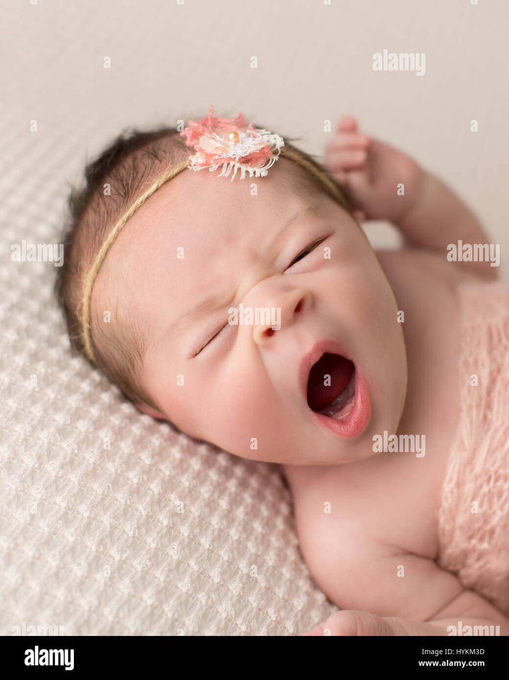 LONDON, UK: Weibliche Neugeborene Gähnen. BABY OUTTAKE Fotos präsentieren das Angebot an lustigen Ausdrücke Neugeborene zeigen auch wenn weniger als eine Woche alt. Vom schreien vor Wut und bläst eine freche Himbeere quietschen vor Freude und Lachen für die Kamera zeigen diese zwerchfellerschütterndem Aufnahmen offen hinter den Kulissen Bilder, dass die meisten Eltern würden nicht want you to see. Britischer Fotograf Sandi Ford (37) ursprünglich aus London, aber jetzt Leben in Neenah, Wisconsin erklärt, wie sie ihre außergewöhnliche Fotos machen konnte. Stockfoto