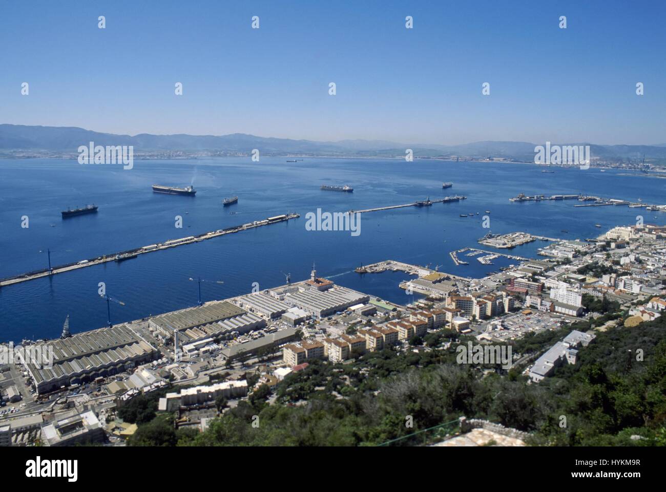 die Bucht von Gibraltar-Ansicht aus dem Felsen mit dem Hafen und Kaufmann Schiffe im Transit vor Anker Stockfoto