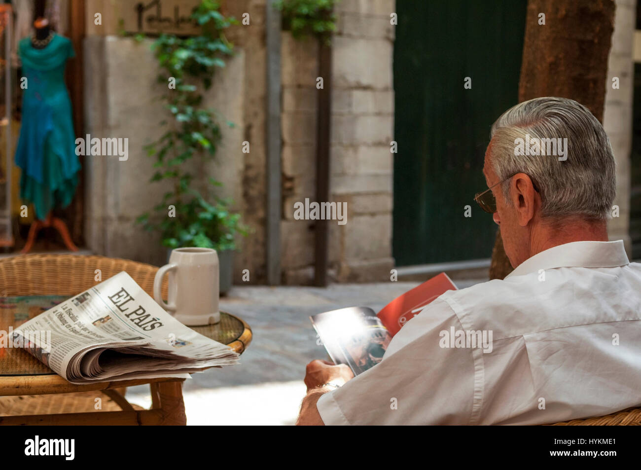 Ein Alter Mann mit seiner Zeitung in der alten Stadt Girona in Katalonien, Spanien. Stockfoto
