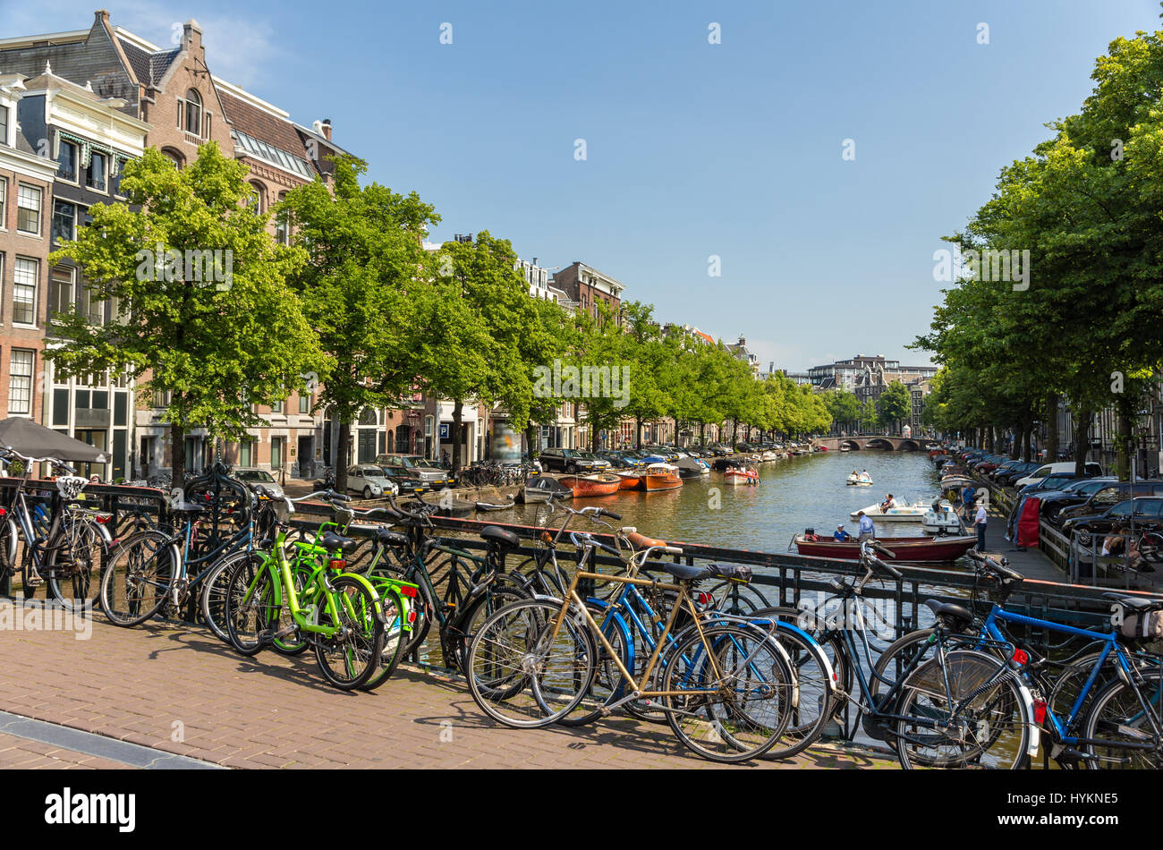 Traditionelle Auffassung von Amsterdam: Fahrräder und Wasser Stockfoto