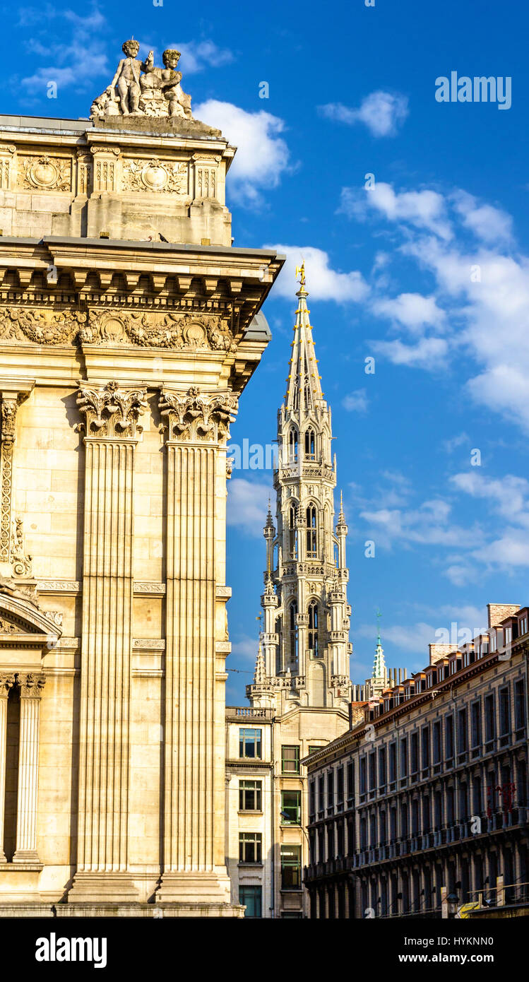 Brüsseler Börse und Turm des Rathauses - Belgien Stockfoto