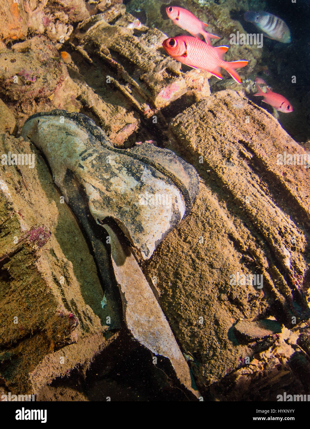 Rotes Meer, Ägypten: Ein zerrissenes Wellington Stiefel in dem Wrack eingeklemmt. UNGLAUBLICHE Bilder zeigen Fahrzeuge innerhalb einer versunkenen britische Weltkrieg zwei Handelsmarine Schiff links verfallenden Unterwasser seit 75 Jahren. Bilder zeigen, ein Bedford LKW, Norton Motorräder, gepanzerte Fahrzeuge, Gummistiefel, Flugzeugersatzteile und Funkanlagen.  Die britischen militärischen Gütern sind zwar verrostet, noch gut erhaltene nach sieben Jahrzehnten auf dem salzigen Meeresboden. Die Ladung sollte zu Alexandria in Ägypten von den alliierten Streitkräften verwendet werden aber leider nicht machen, es an seinen Bestimmungsort. Kaufmännischer Leiter, bekannt Stockfoto