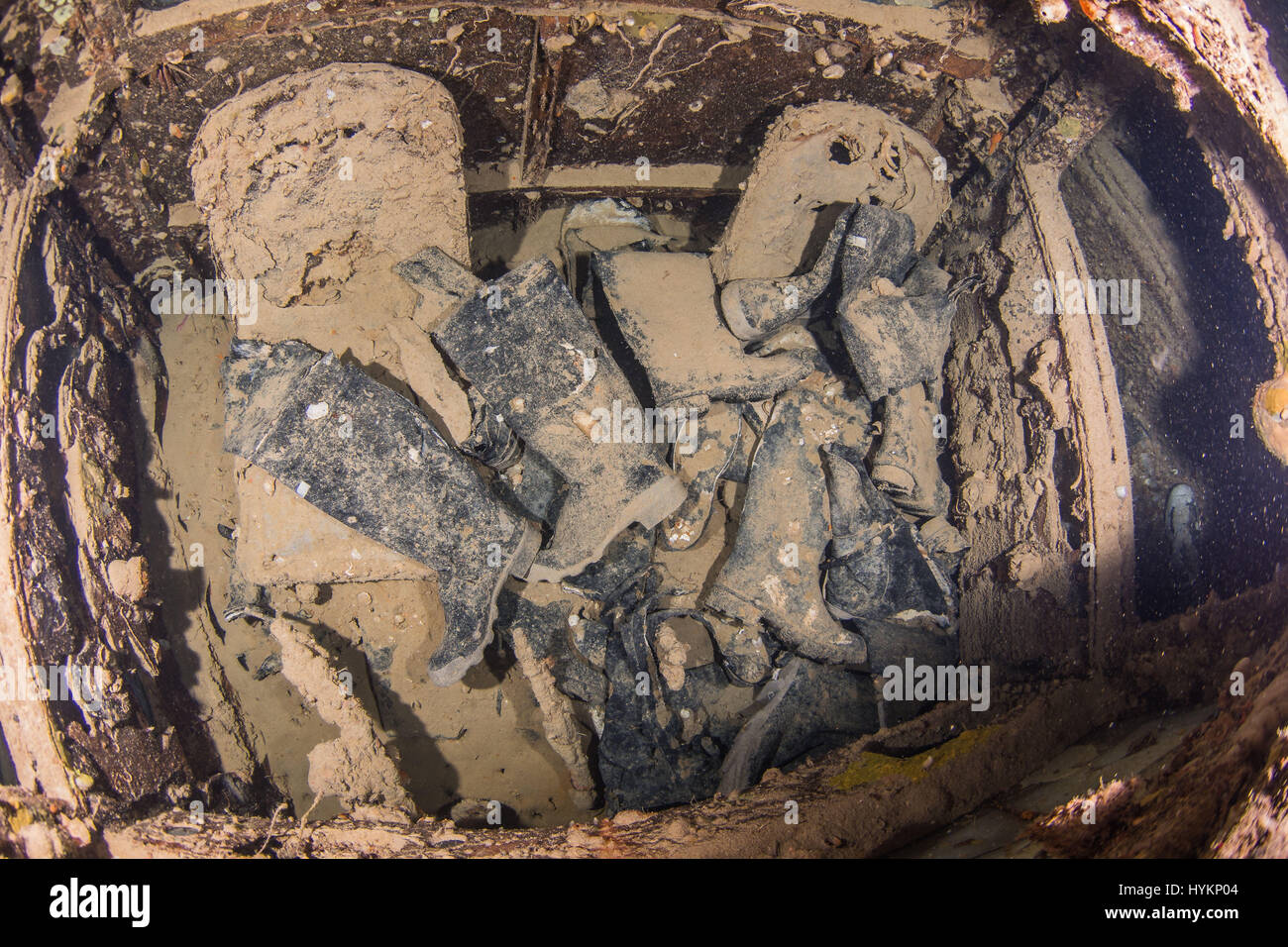 Rotes Meer, Ägypten: Ein Haufen von Gummistiefel, auf der Suche gut erhaltenen. UNGLAUBLICHE Bilder zeigen Fahrzeuge innerhalb einer versunkenen britische Weltkrieg zwei Handelsmarine Schiff links verfallenden Unterwasser seit 75 Jahren. Bilder zeigen, ein Bedford LKW, Norton Motorräder, gepanzerte Fahrzeuge, Gummistiefel, Flugzeugersatzteile und Funkanlagen.  Die britischen militärischen Gütern sind zwar verrostet, noch gut erhaltene nach sieben Jahrzehnten auf dem salzigen Meeresboden. Die Ladung sollte zu Alexandria in Ägypten von den alliierten Streitkräften verwendet werden aber leider nicht machen, es an seinen Bestimmungsort. Kaufmännischer Leiter, Stockfoto