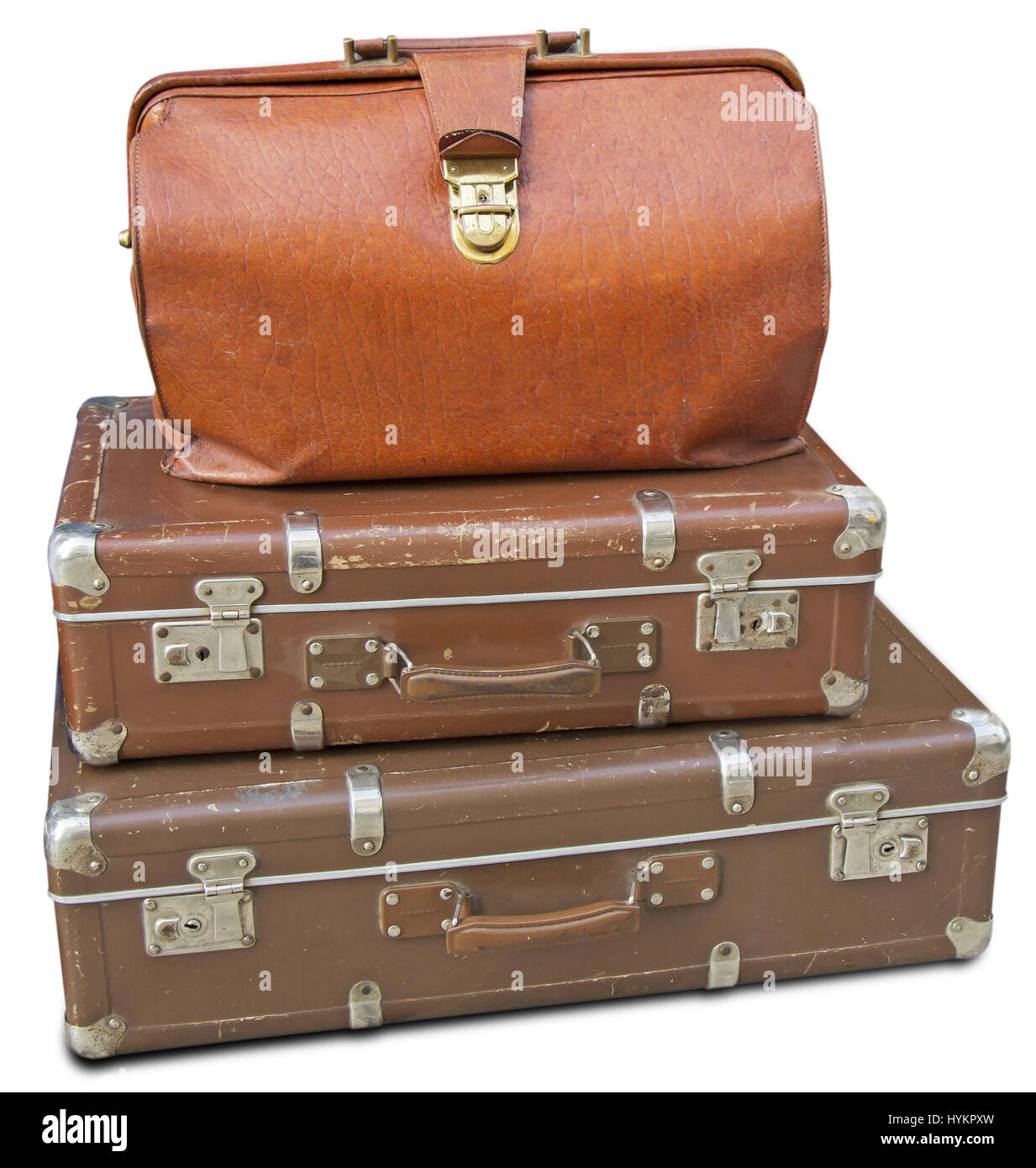 Alte Ledertasche und zwei alte Koffer isoliert auf weißem Hintergrund Stockfoto