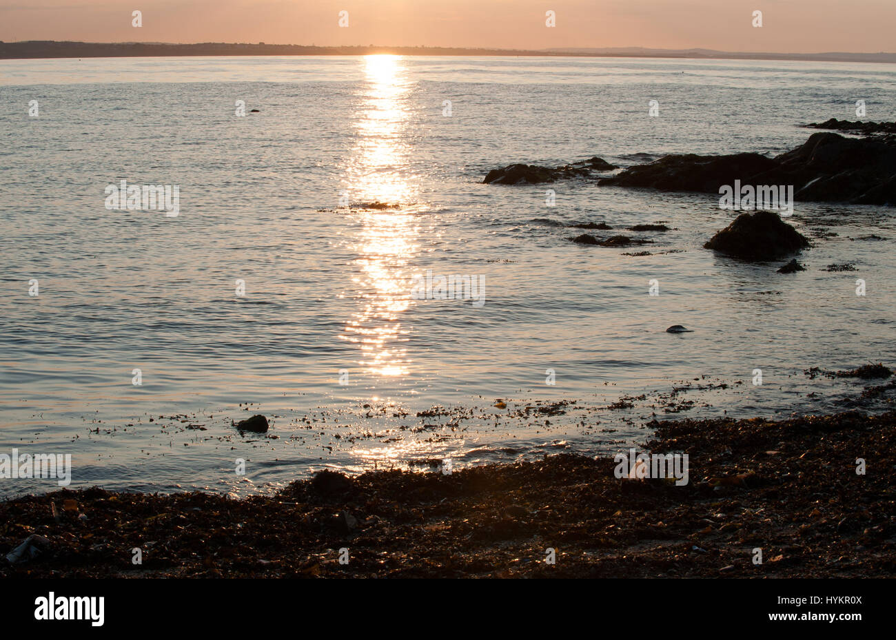 Sonnenuntergang über irische See am Schären Dorf in Irland Stockfoto