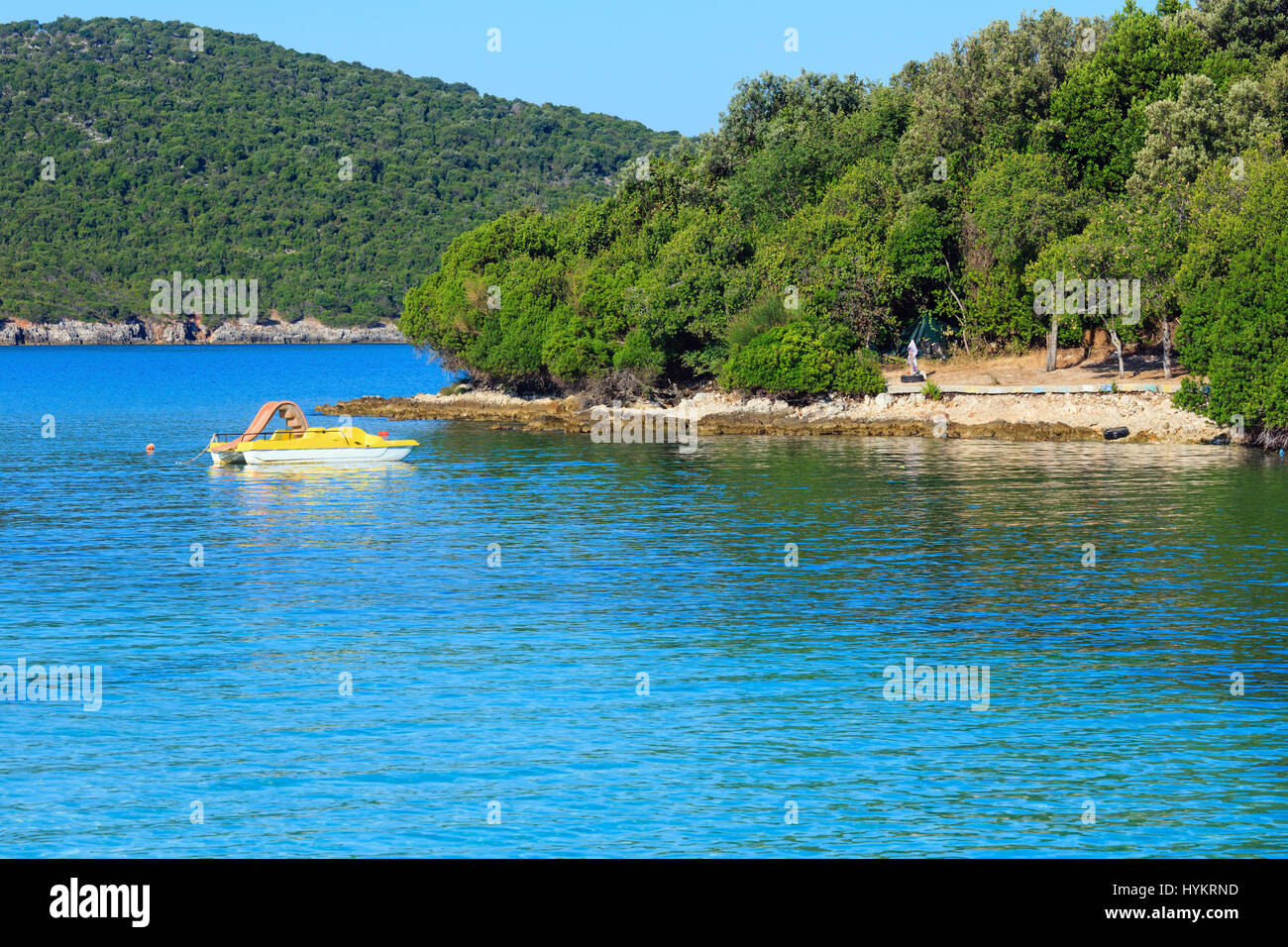 Schönen Ionischen Meer Morgen Sommer Küste Blick vom Strand (Ksamil, Albanien). Stockfoto