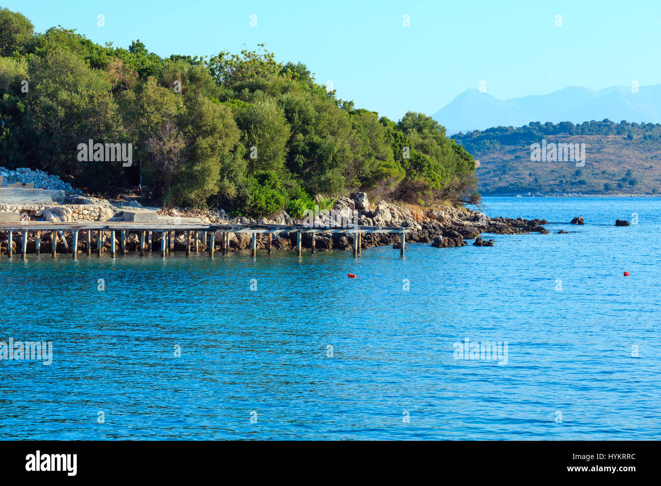Schönen Ionischen Meer Morgen Sommer Küste Blick vom Strand (Ksamil, Albanien). Stockfoto