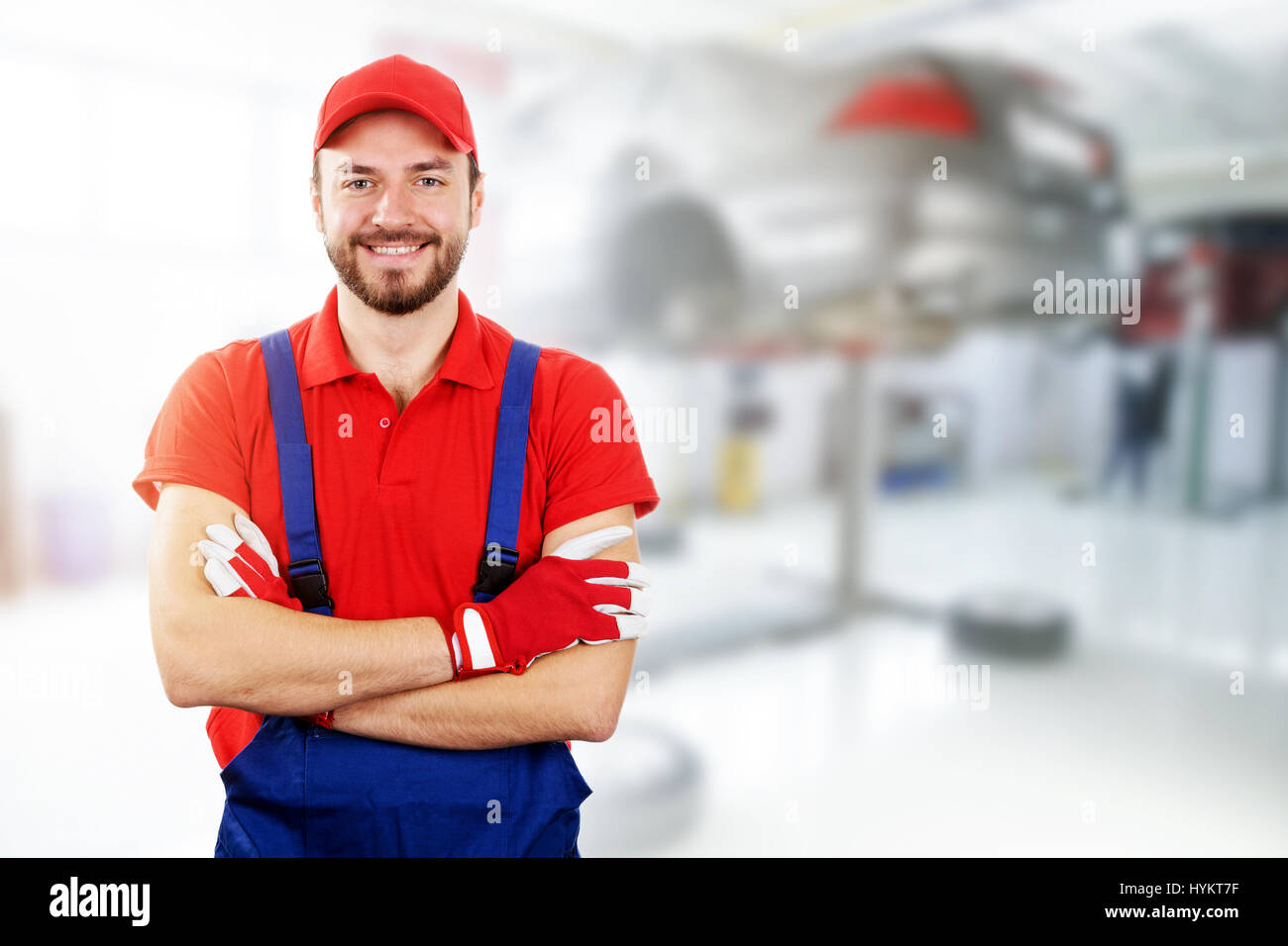glücklich Auto Mechaniker stehend in Auto-Werkstatt Stockfoto