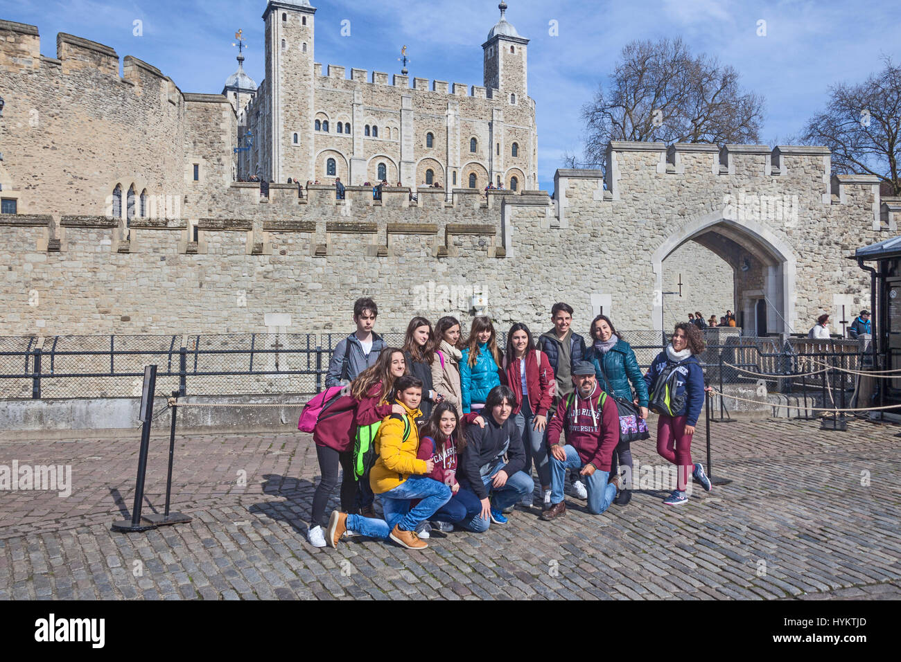 Eine Gruppe von Studenten, posiert für ein Gruppenfoto auf dem Tower of London Stockfoto