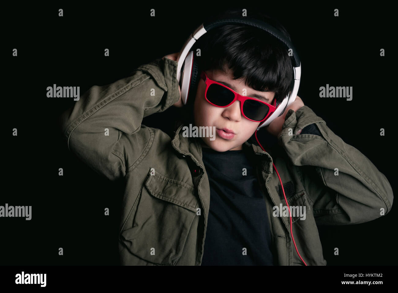 Musikhören mit Kopfhörer Boy Boy Musikhören mit Kopfhörer Stockfoto
