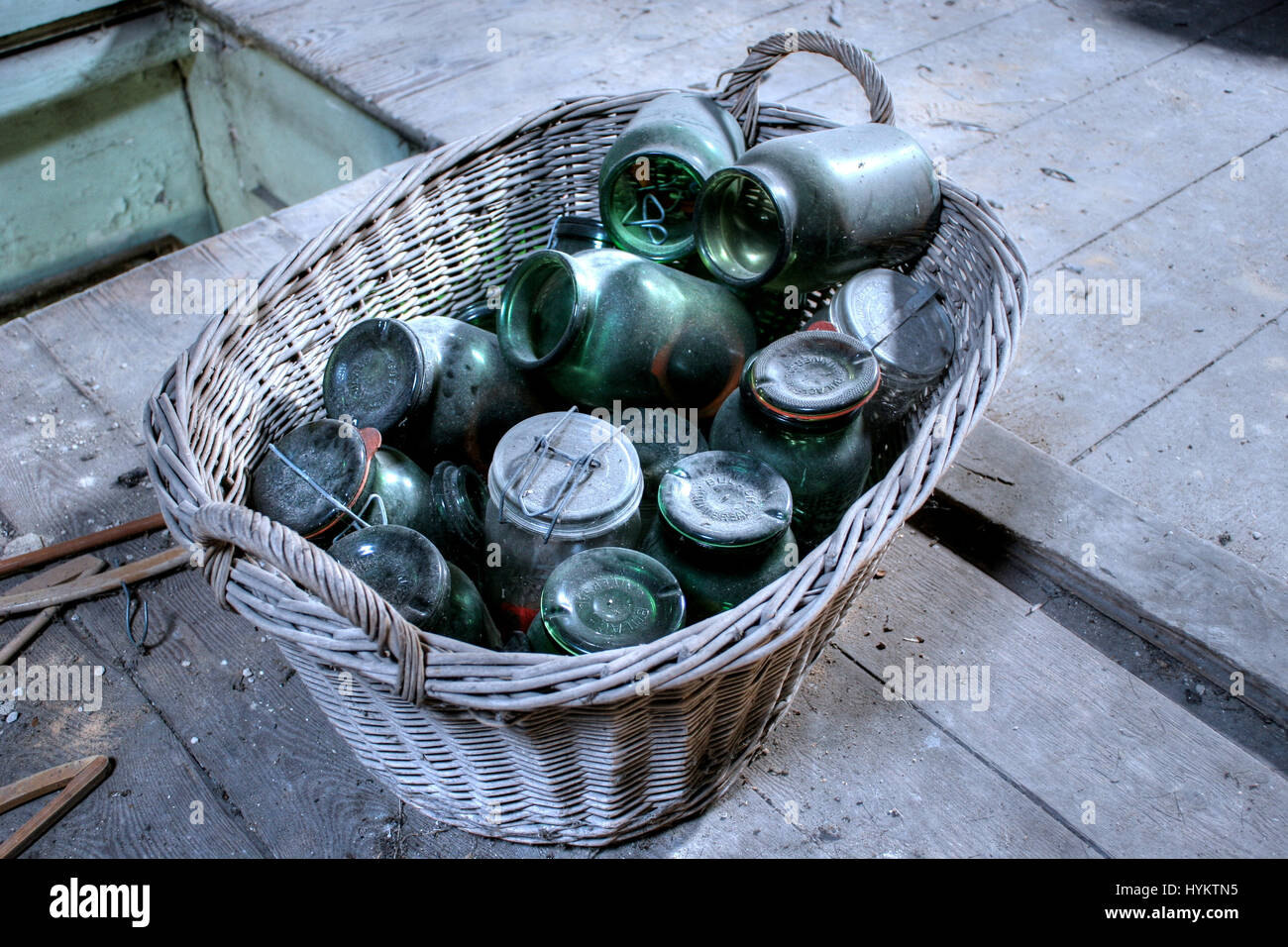 VERSTÖRENDE Bilder zeigen die Überreste eines Einfamilienhauses verlassen nach der Nazi-Besatzung einschließlich, was aussieht wie eine entweihte Jesus am Kreuz mit dem Kopf entfernt. Aus der Sammlung von Familienfotos und persönliche Gegenstände wie einen hängenden einheitliche, religiöse Ornamente Tische und Stühle, Eisen, behindern Körbe und Gläser in Schutt bedeckt und ganzen Haus verstreut, es wird vermutet, dass das Haus auf Nazideutschlands Besetzung von Luxemburg verlassen wurde, die im Mai 1940 begann. Es ist möglich Nazi Soldaten entfernt den Kopf von Jesus vom Kreuz als eine Möglichkeit, Terror in die lokale treffen Stockfoto