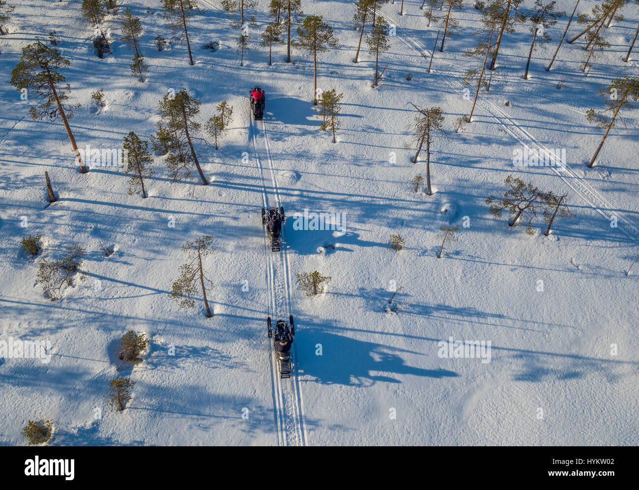 Motorschlitten, Lappland, Schweden. Drohne-Fotografie Stockfoto